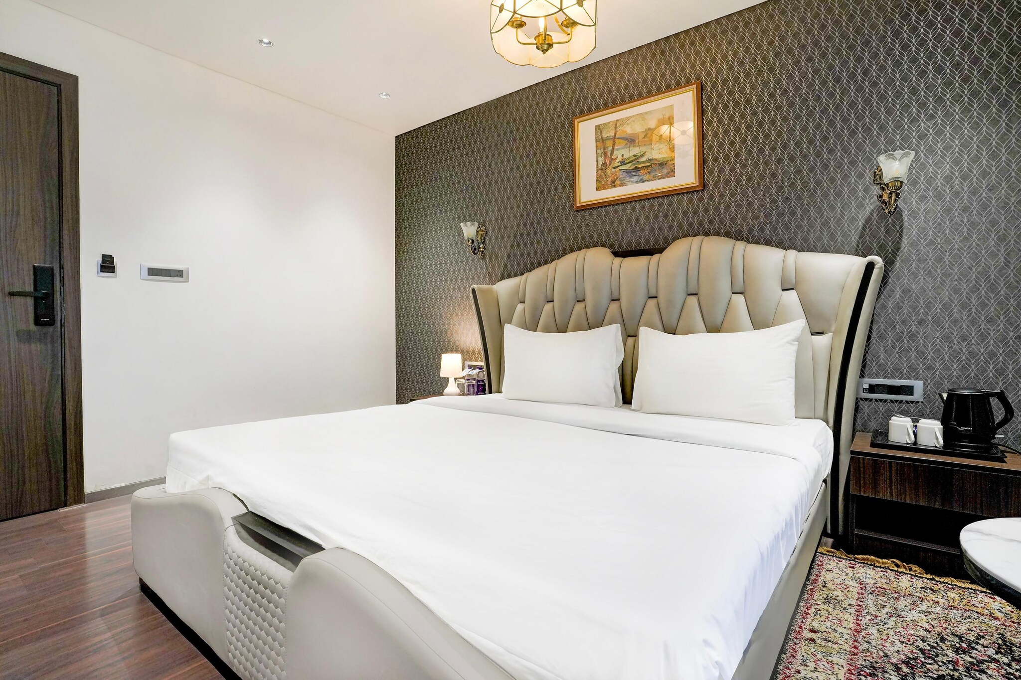 Ground floor: (bedroom(double bed, TV, seating area, electric kettle, air conditioning, Towels for a fee, telephone, body soap, Floor mattress), bathroom, bathtub or shower, washbasin, shower, toilet, hairdryer, Towels for a fee, telephone, shampoo, hot water)