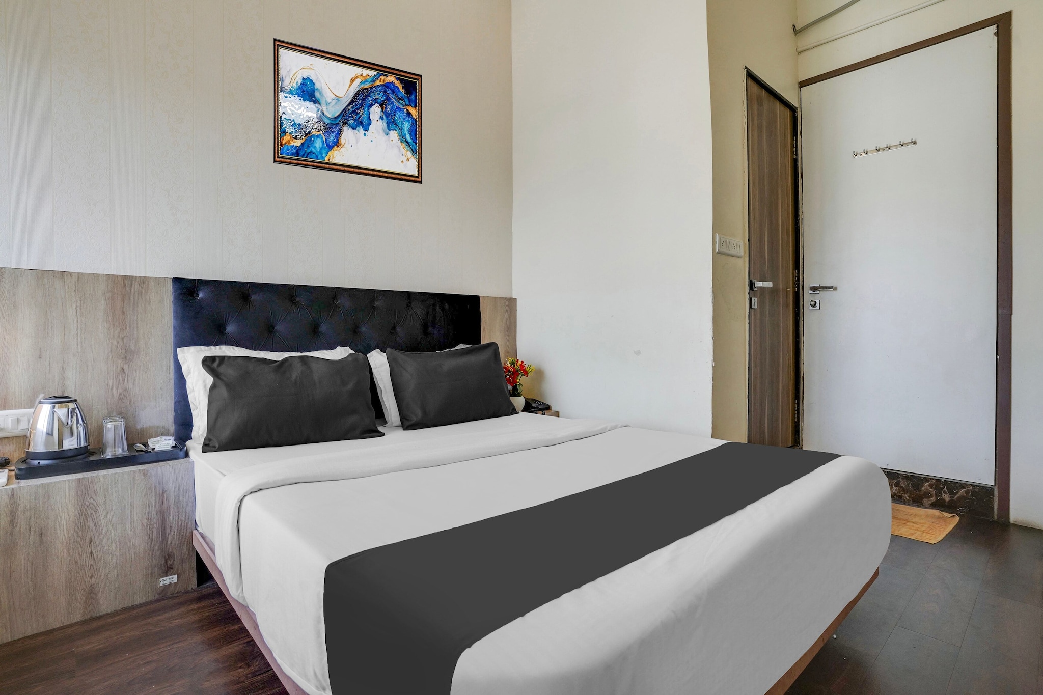 Located conveniently in the Western Suburbs district of Mumbai, Cozy Stays at Ville Parle Mumbai is set 3.9 km from Prithvi Theatre, 4.1 km from ISKCON and 7 km from Bombay Exhibition Centre. Featuring a shared lounge, the 3-star hotel has air-conditioned rooms with free WiFi, each with a private bathroom. The accommodation offers room service and a 24-hour front desk for guests.

At the hotel, all rooms come with a desk. The units at Cozy Stays at Ville Parle Mumbai come with a seating area and a TV with cable channels.

Phoenix Market City Mall is 10 km from the accommodation, while Dadar Railway Station is 10 km away. Chhatrapati Shivaji International Mumbai Airport is 2 km from the property.

Unmarried couples are warmly welcome at this property.
Guests with local ID proof are warmly welcome.
Early Check-In Policy: A full day’s room rate will be charged for check-ins before 6:00 AM. Complimentary early check-in is available between 6:00 AM and 10:00 AM, subject to room availability.
Check-in is only available to guests aged 18 and above. Please provide a government-issued ID to confirm your age.