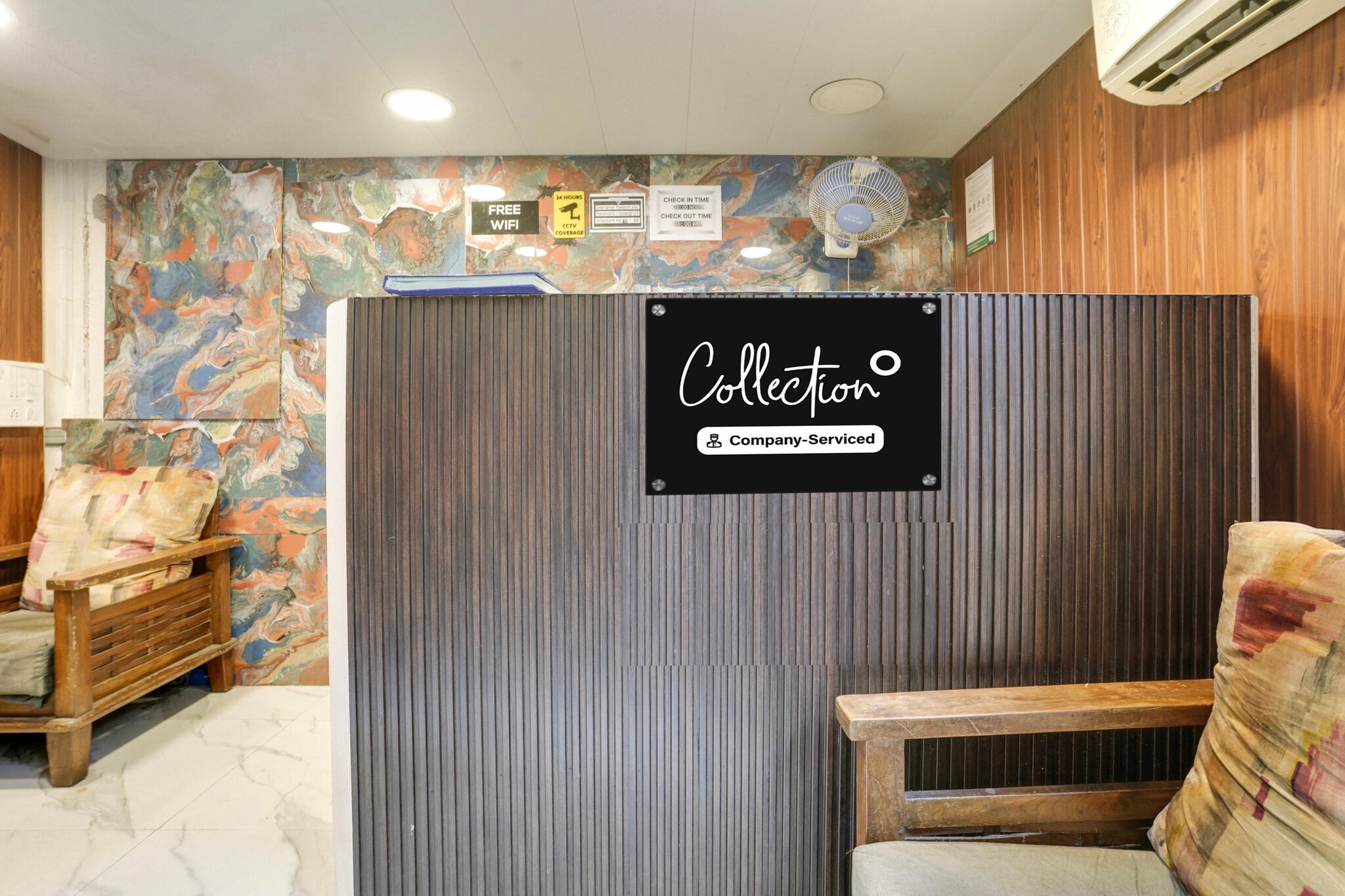 Ground floor: (bedroom(double bed, TV, seating area, electric kettle, air conditioning, telephone, Floor mattress), bathroom(bathtub or shower, shower, washbasin, toilet, Towels incl., shampoo, body soap, hot water), lift)