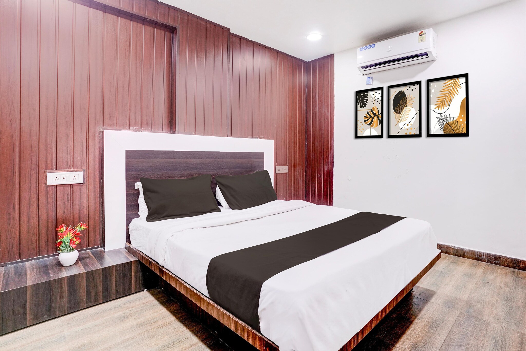 Set within 2.1 km of Juhu Beach and 2.3 km of Versova Beach, Comfy Stays at Lokhandwala Andheri West offers rooms with air conditioning and a private bathroom in Mumbai. Among the facilities at this property are a shared lounge and room service, along with free WiFi throughout the property. The hotel has family rooms.
All guest rooms at the hotel come with a seating area, a flat-screen TV with satellite channels and a private bathroom with free toiletries and a shower. All units feature a desk.
Guests at Comfy Stays at Lokhandwala Andheri West can enjoy a continental breakfast.
Speaking English and Hindi, staff will be happy to provide guests with practical information on the area at the 24-hour front desk.
ISKCON is 4.3 km from the accommodation, while Prithvi Theatre is 4.7 km from the property. Chhatrapati Shivaji International Mumbai Airport is 9 km away.
Unmarried couples are warmly welcome at this property.
Guests with local ID proof are warmly welcome.
Apologies, but we are currently unable to host foreign nationals at this property.
Early Check-In Policy: A full day’s room rate will be charged for check-ins before 6:00 AM. Complimentary early check-in is available between 6:00 AM and 10:00 AM, subject to room availability.
Check-in is only available to guests aged 18 and above. Please provide a government-issued ID to confirm your age.