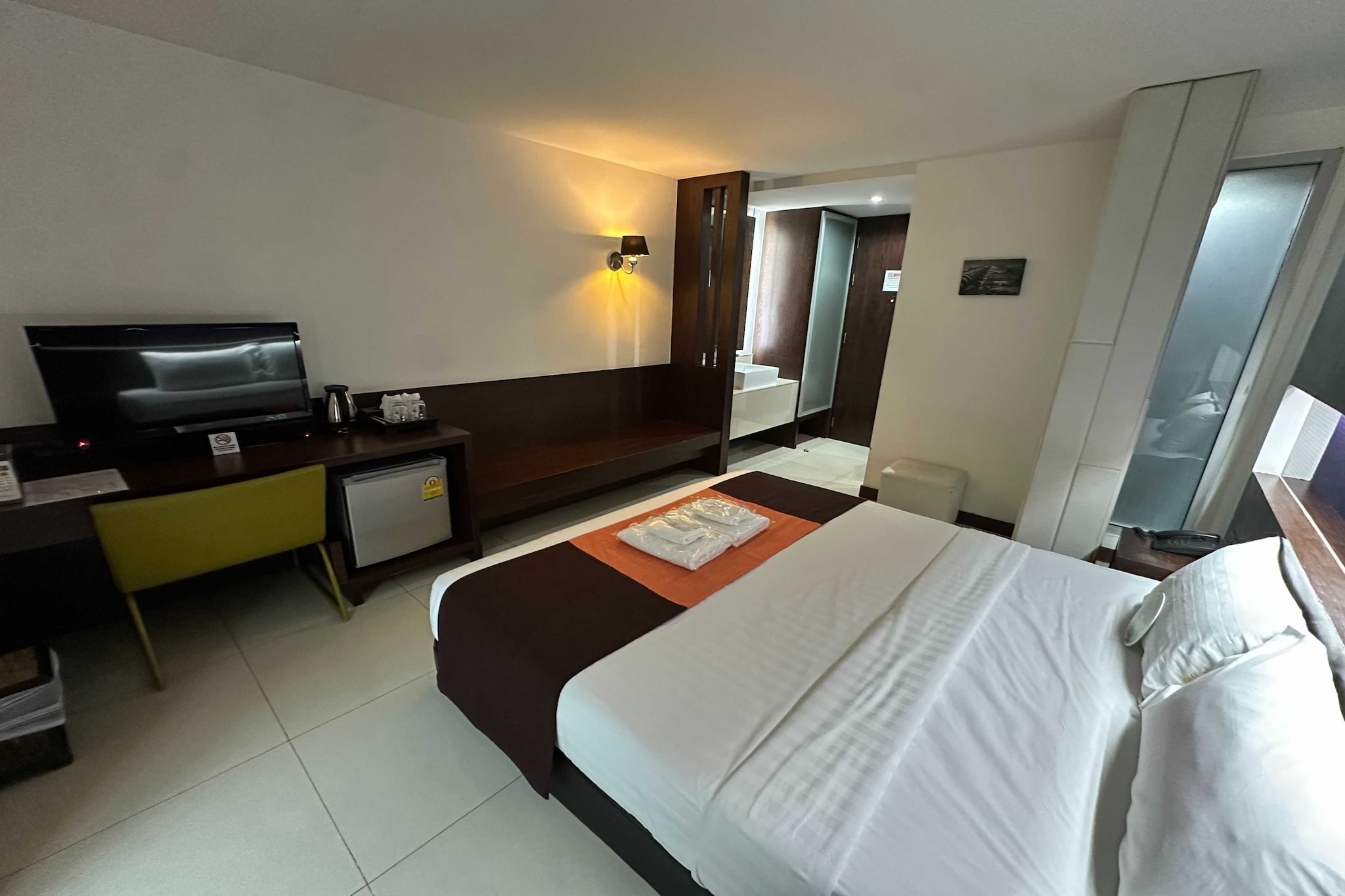 Ground floor: (bedroom(double bed, TV, seating area, air conditioning, telephone), bathroom(shower, toilet, bidet, Towels incl., shampoo, body soap))\n\nParking, receptions, lift, Surveillance camera