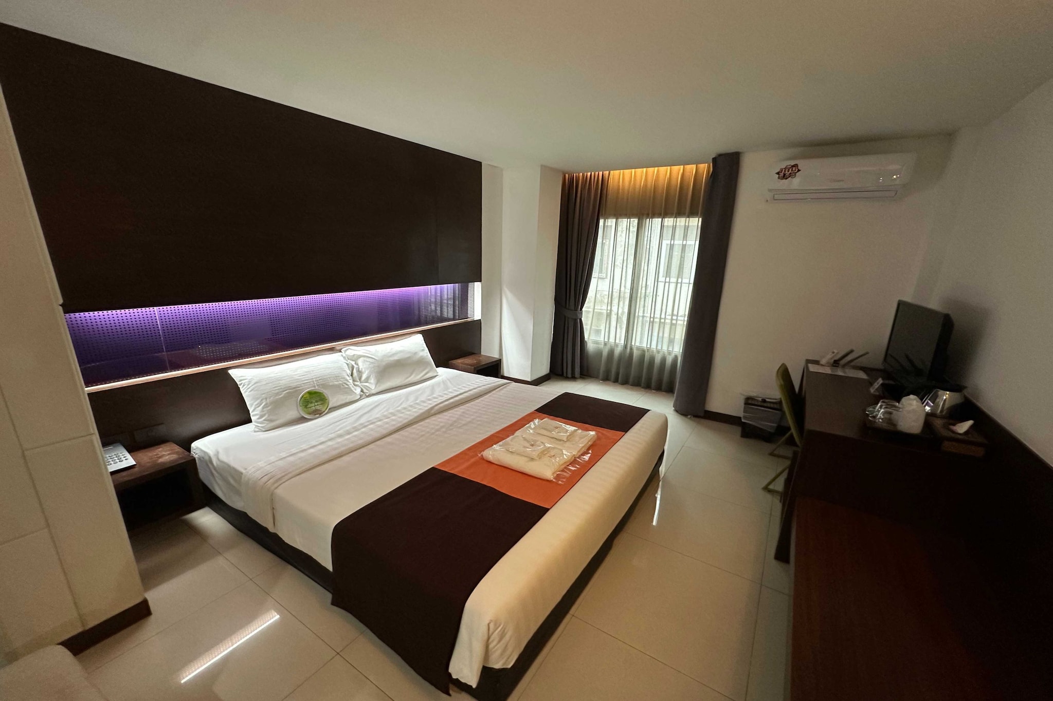 Deluxe City Stay | Near Airport Link & Transport