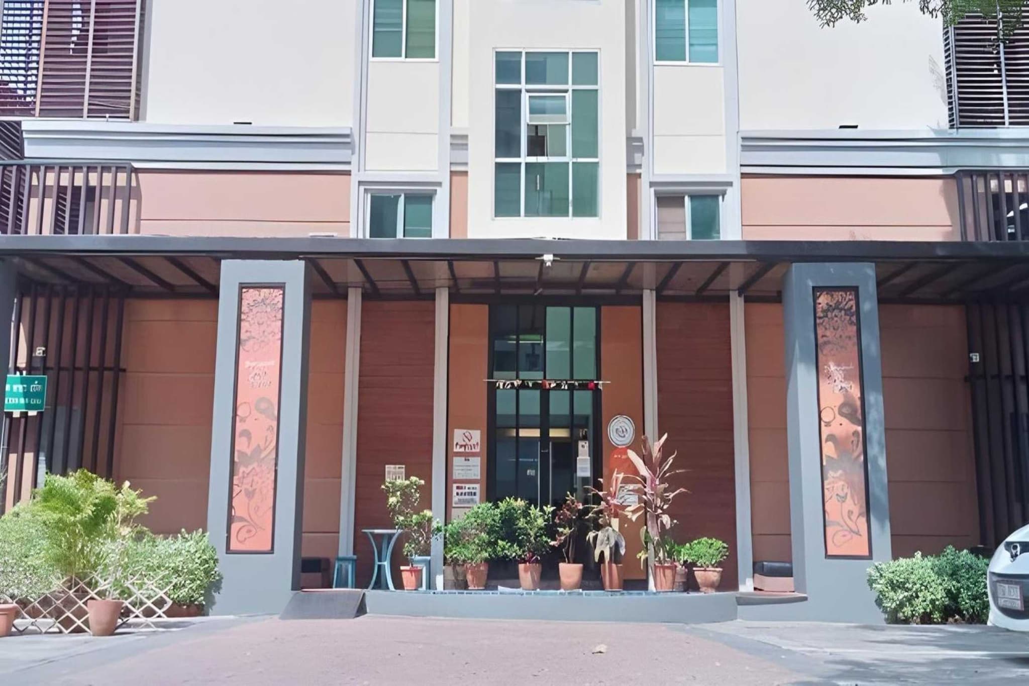 Ground floor: (bedroom(double bed, TV, air conditioning), bathroom(shower, toilet, bidet, Towels incl., shampoo, body soap), shower, toilet, shampoo, body soap, Essentials, Room-darkening shades)