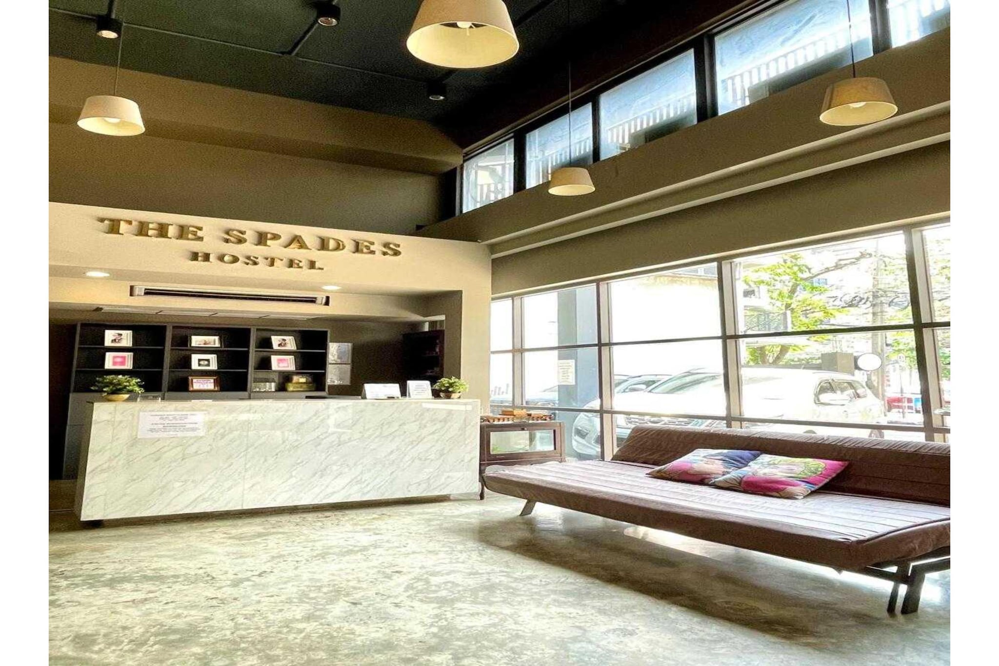 Boutique Deluxe Vibe | Chic City Escape