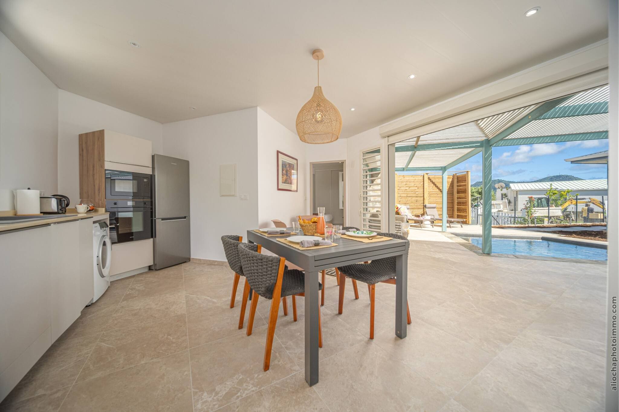 2 Villas avec 2 Piscines-Eetkamer
