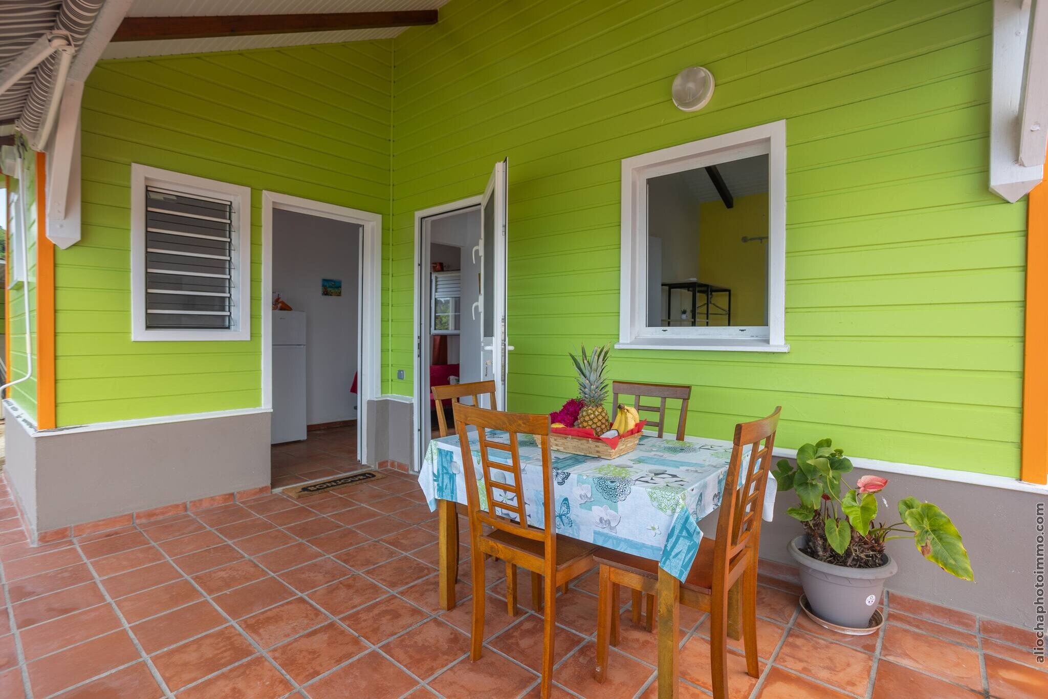 Bungalow avec piscine au cœur de la campagne Vert-Terrassenbalkon