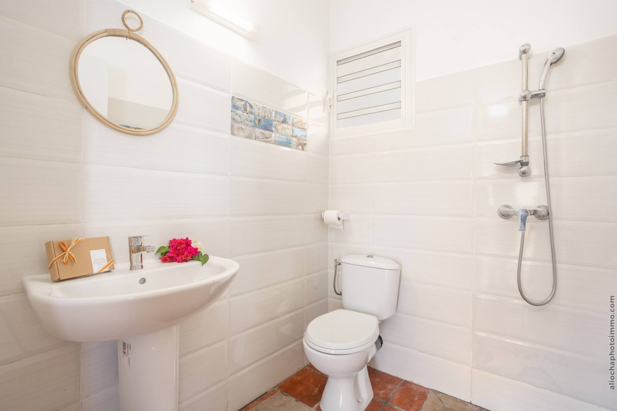 Bungalow avec piscine au cœur de la Campagne Oge-Badezimmer