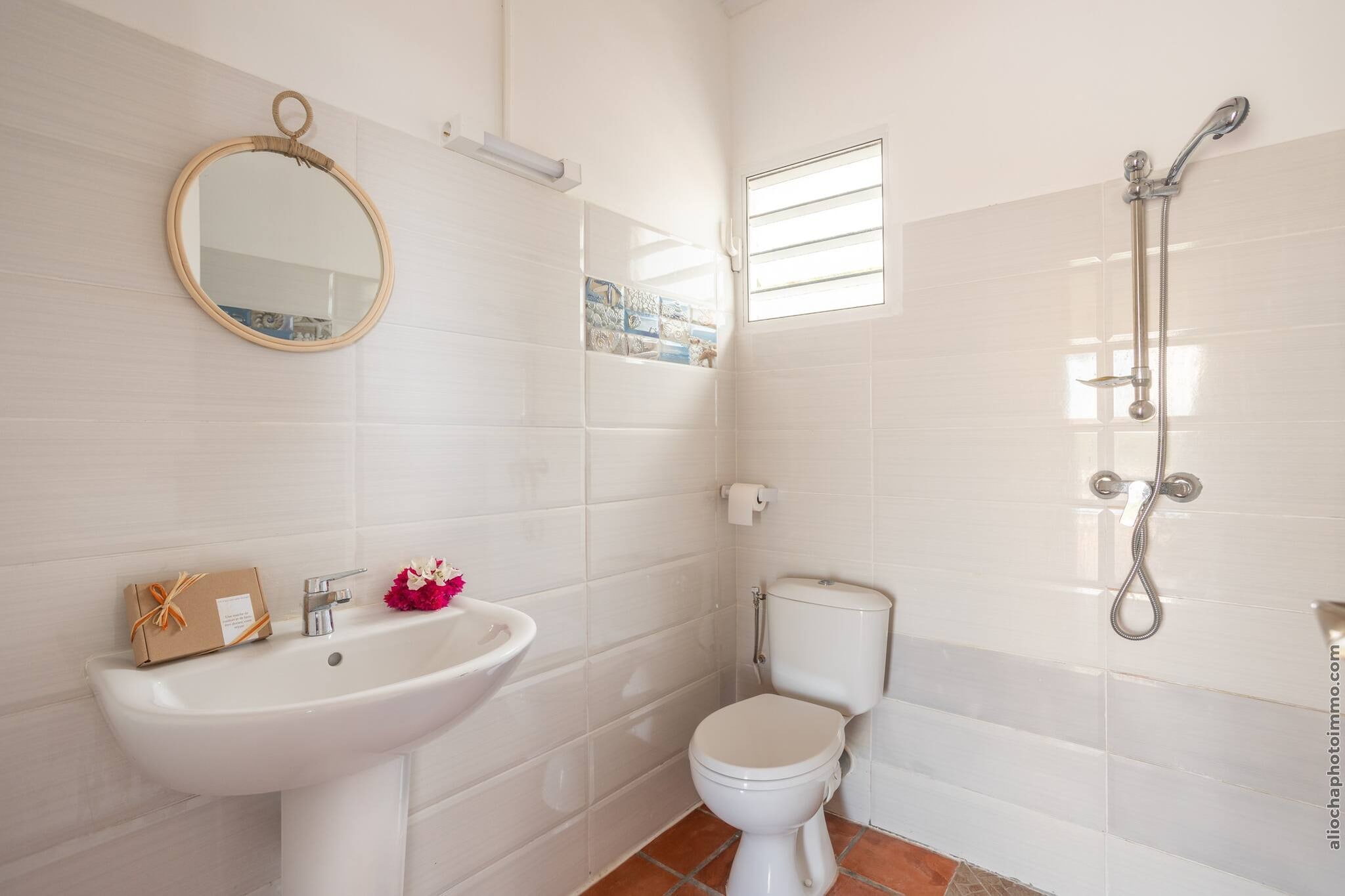 Bungalow avec piscine au cœur de la Campagne Oge-Badezimmer