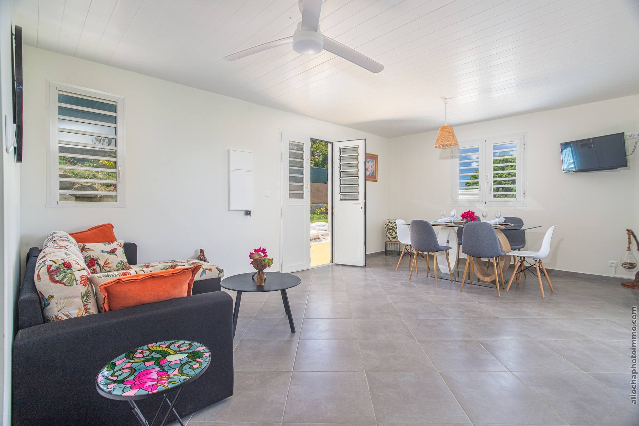 Bungalow Chic : Vue Mer & Montagne (Orange)-Woonkamer