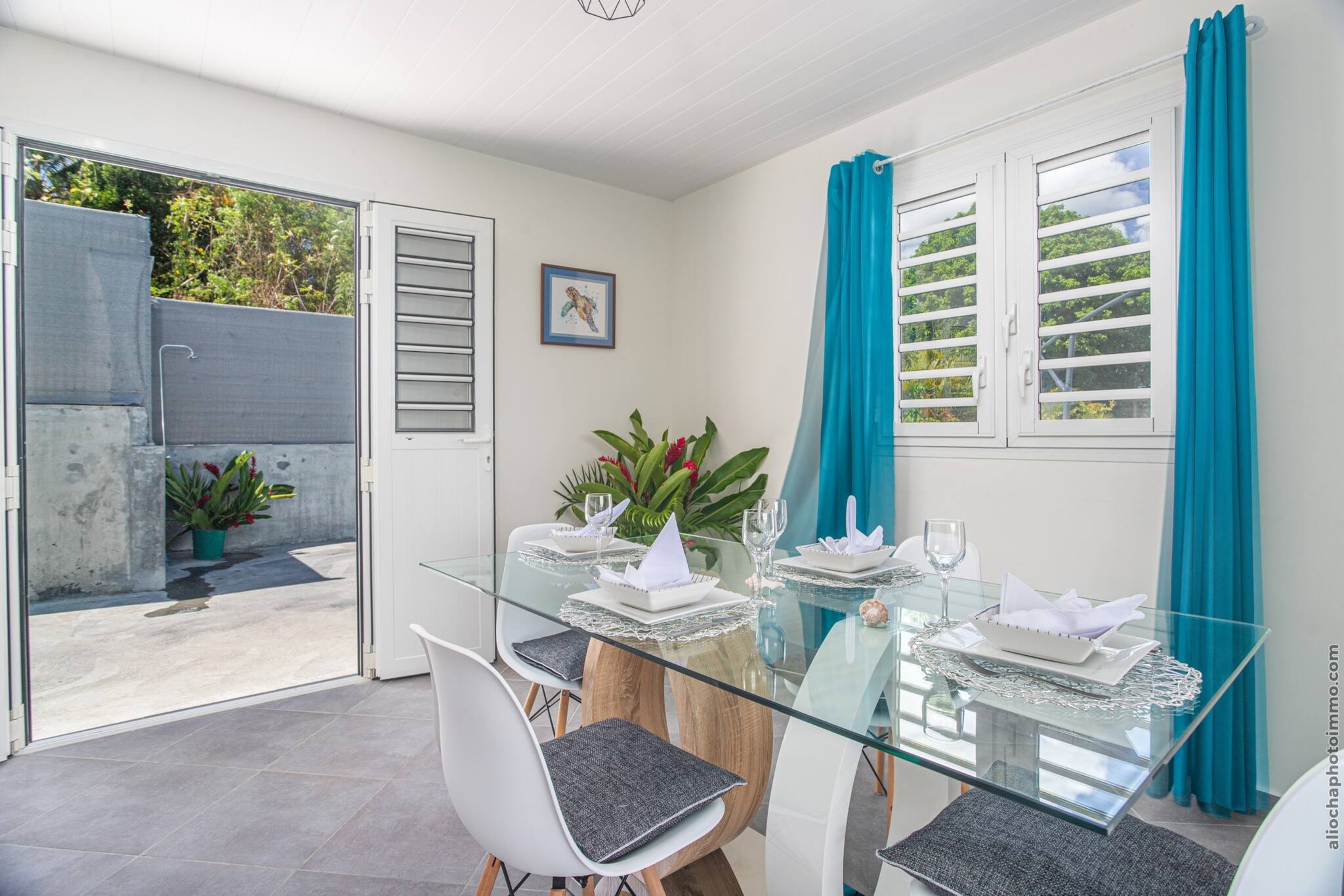 Bungalow Chic : Vue Mer & Montagne (Bleu)-Eetkamer