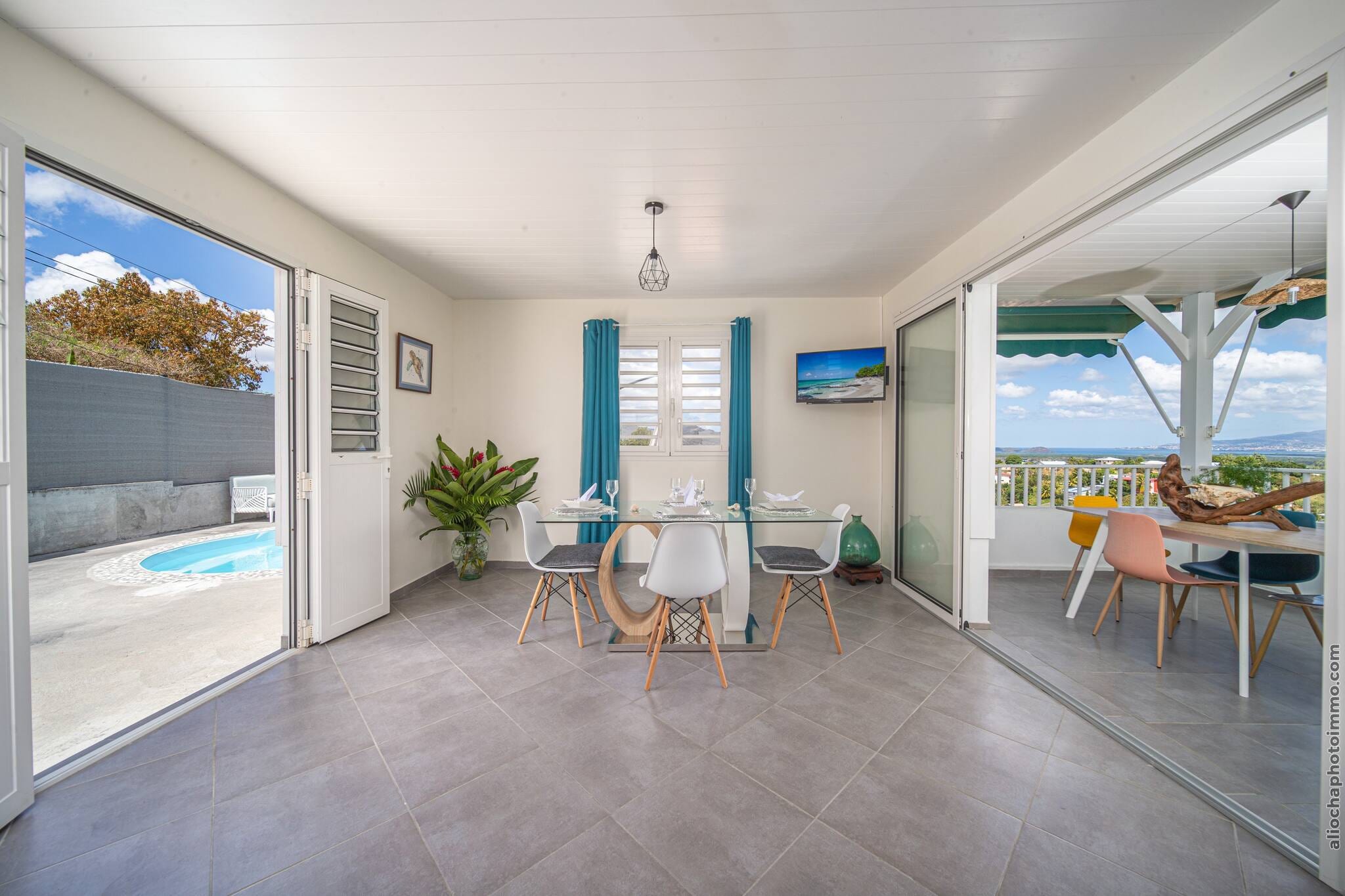 Bungalow Chic : Vue Mer & Montagne (Bleu)-Eetkamer
