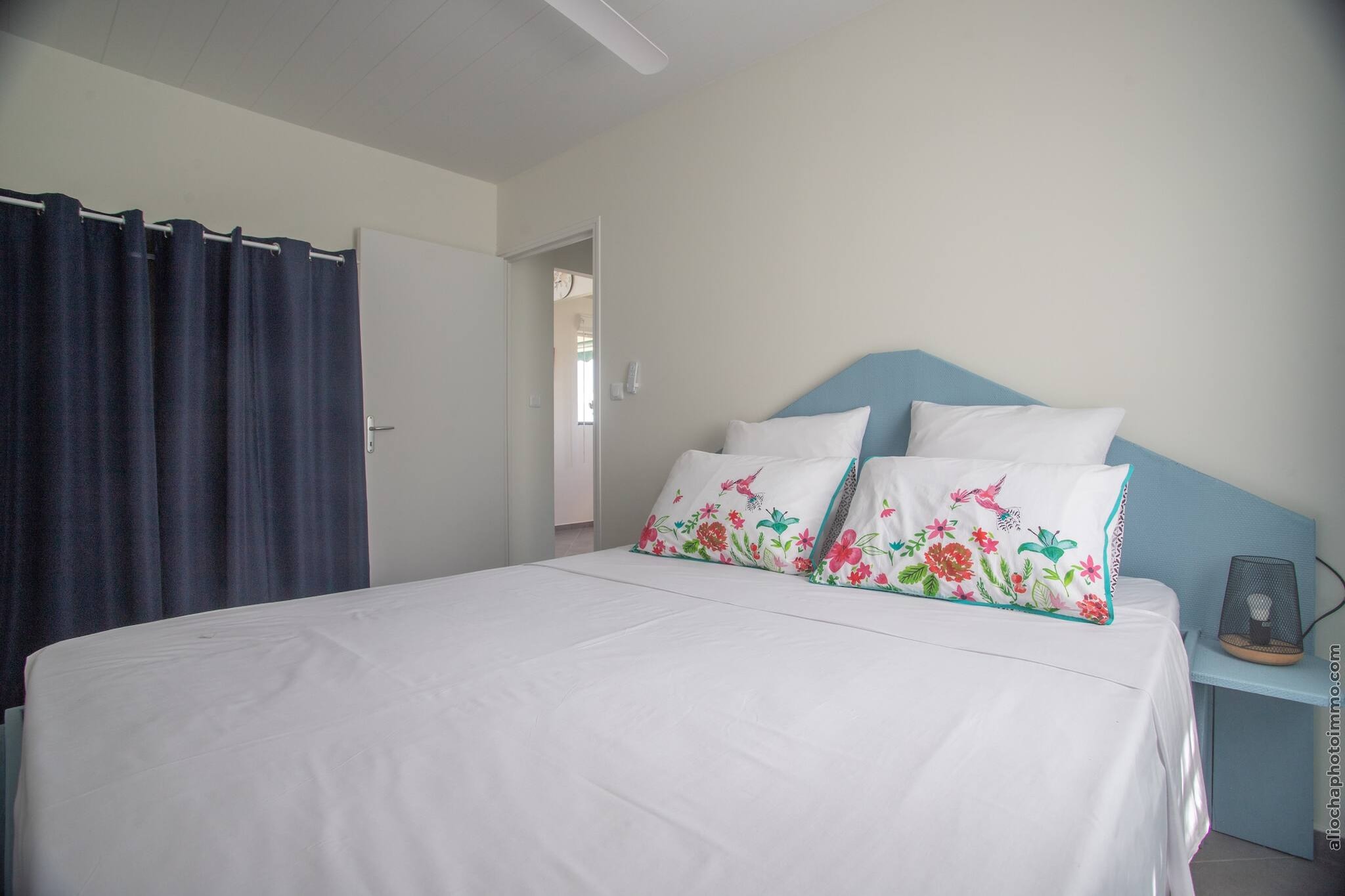 Bungalow Chic : Vue Mer & Montagne (Bleu)-Slaapkamer