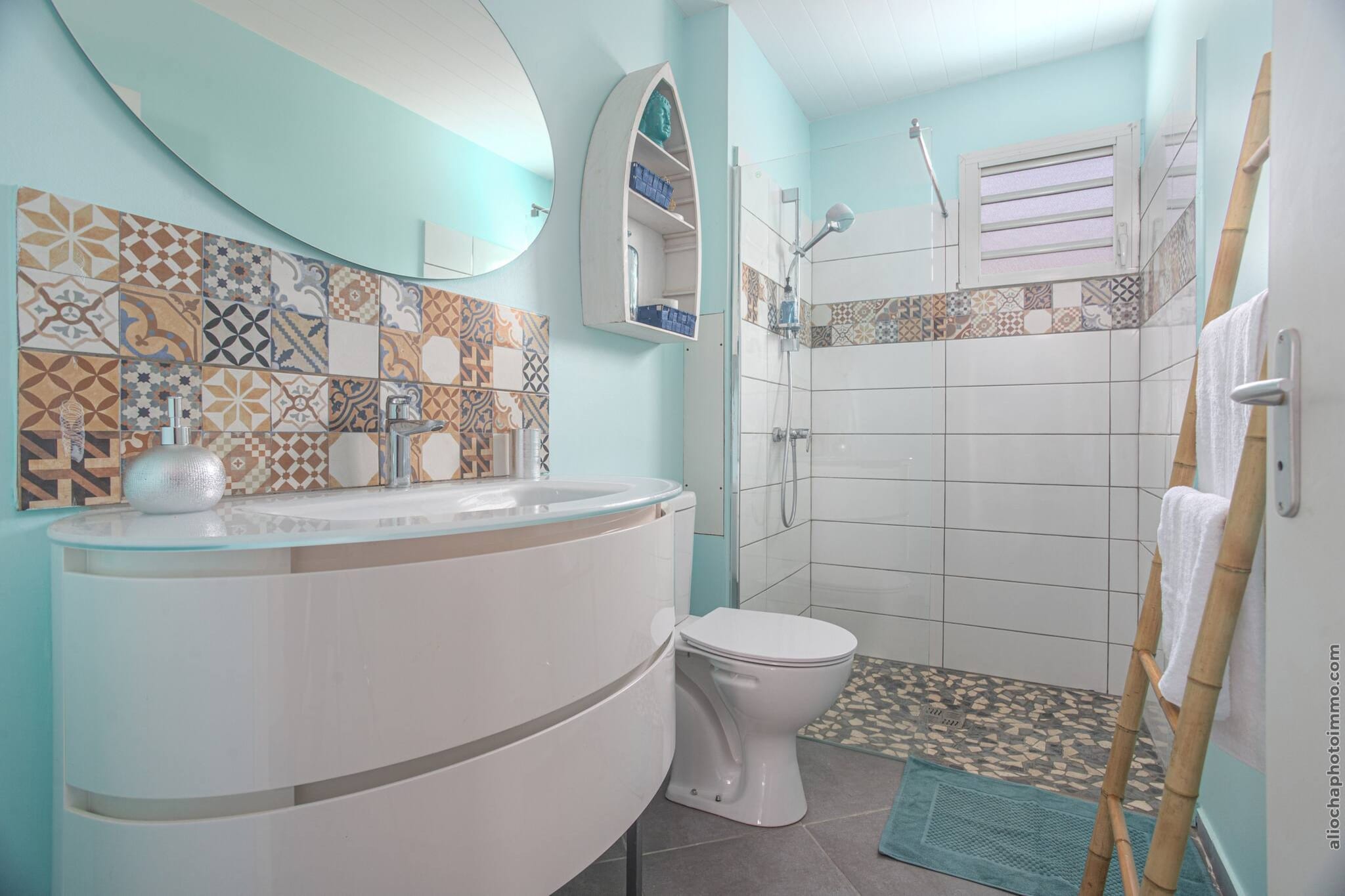 Bungalow Chic : Vue Mer & Montagne (Bleu)-Badkamer