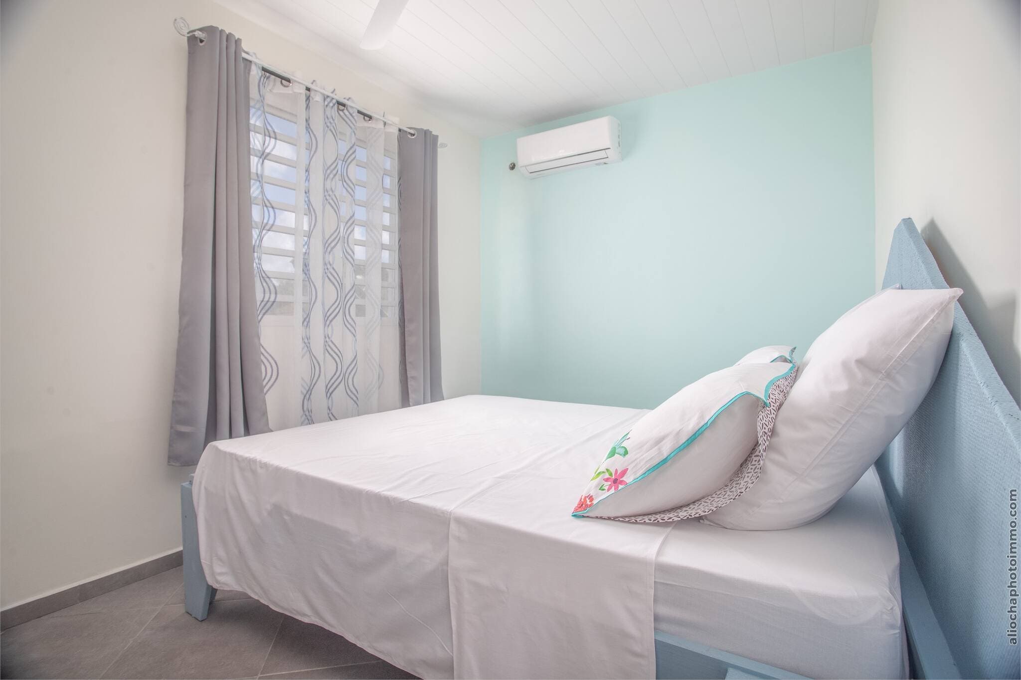 Bungalow Chic : Vue Mer & Montagne (Bleu)-Slaapkamer