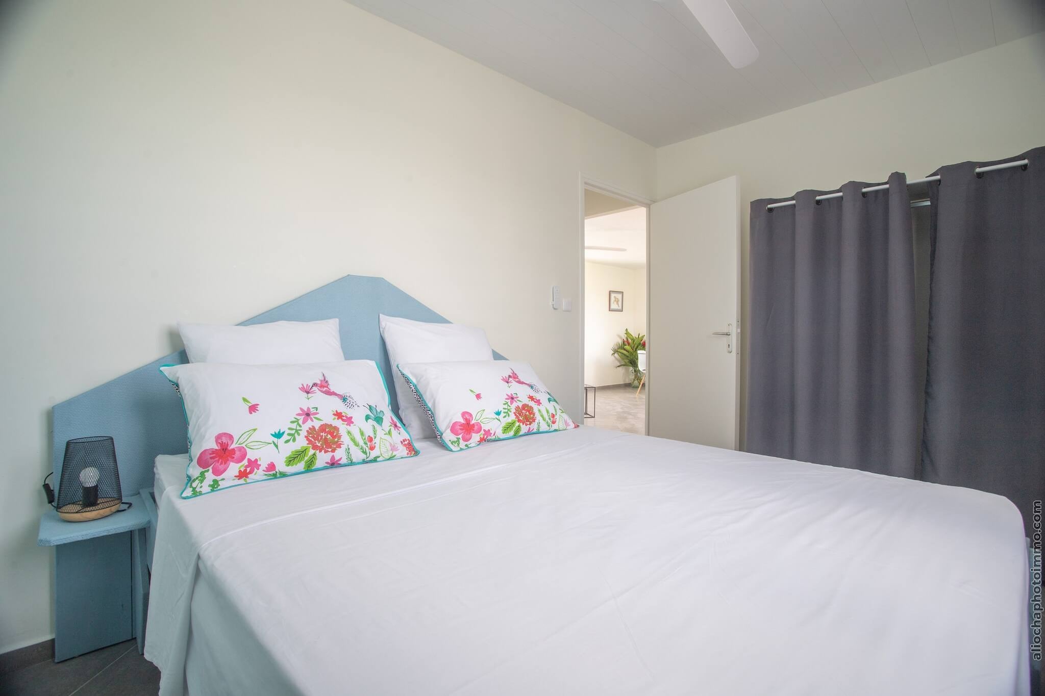 Bungalow Chic : Vue Mer & Montagne (Bleu)-Slaapkamer