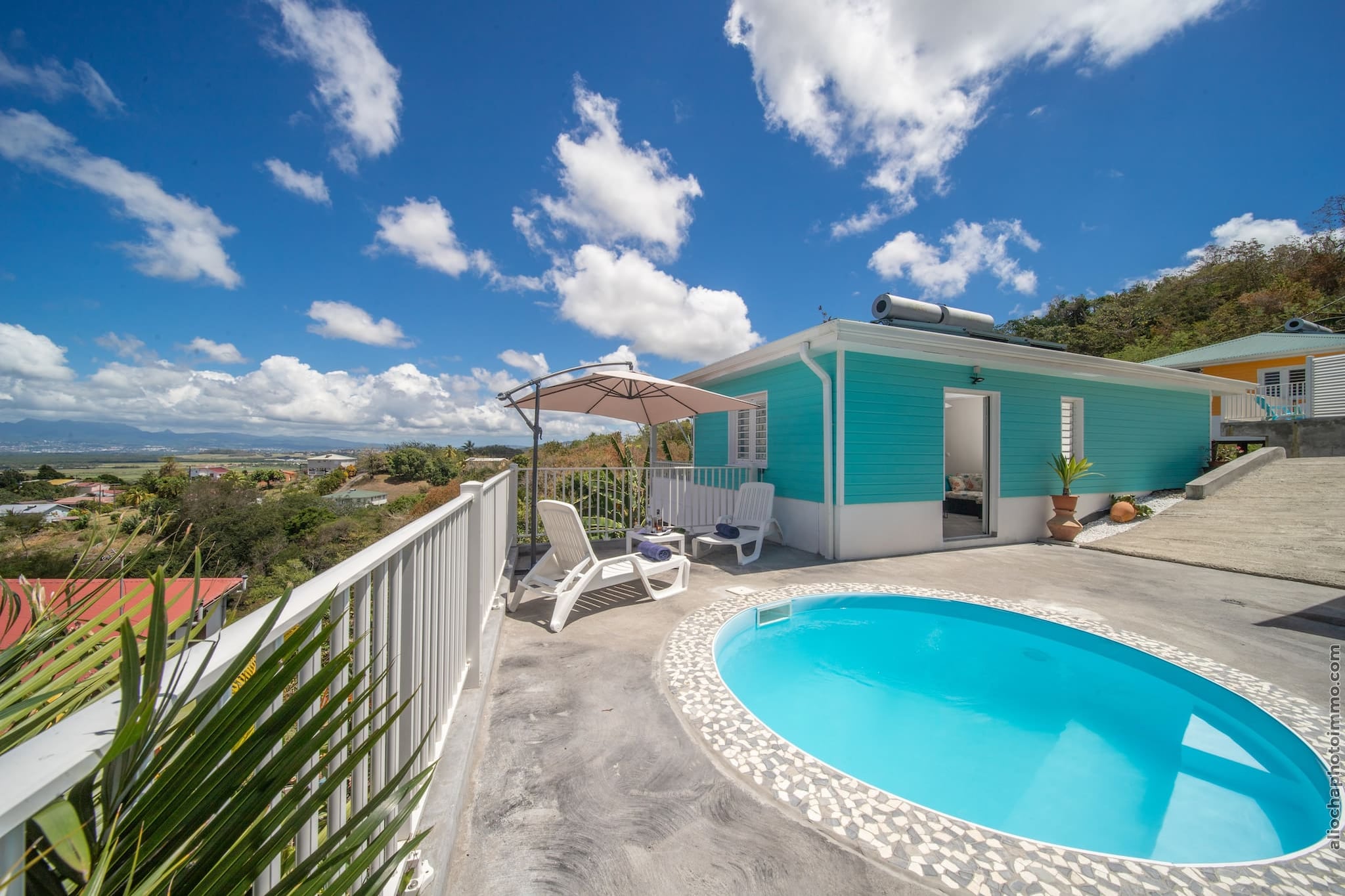 Bungalow Chic : Vue Mer & Montagne (Bleu)-Zwembad