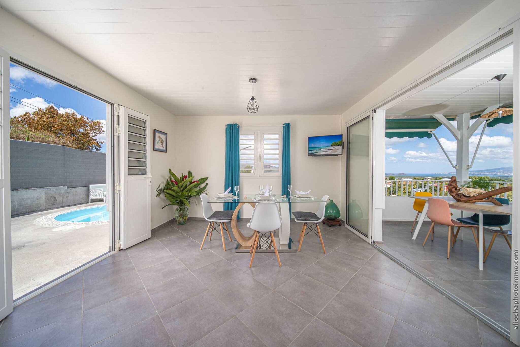 2 Bungalows avec 2 Piscines : Vue Mer (Bleu & Oge)-Eetkamer