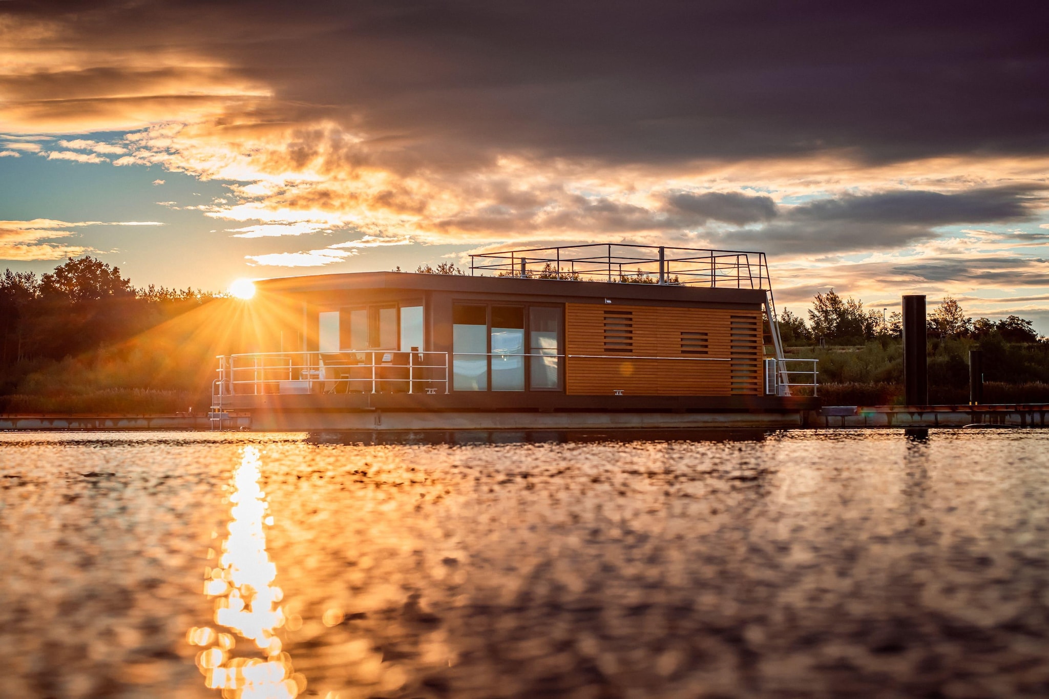 Hausboot am Bärwalder See-Außenbereich Sommer