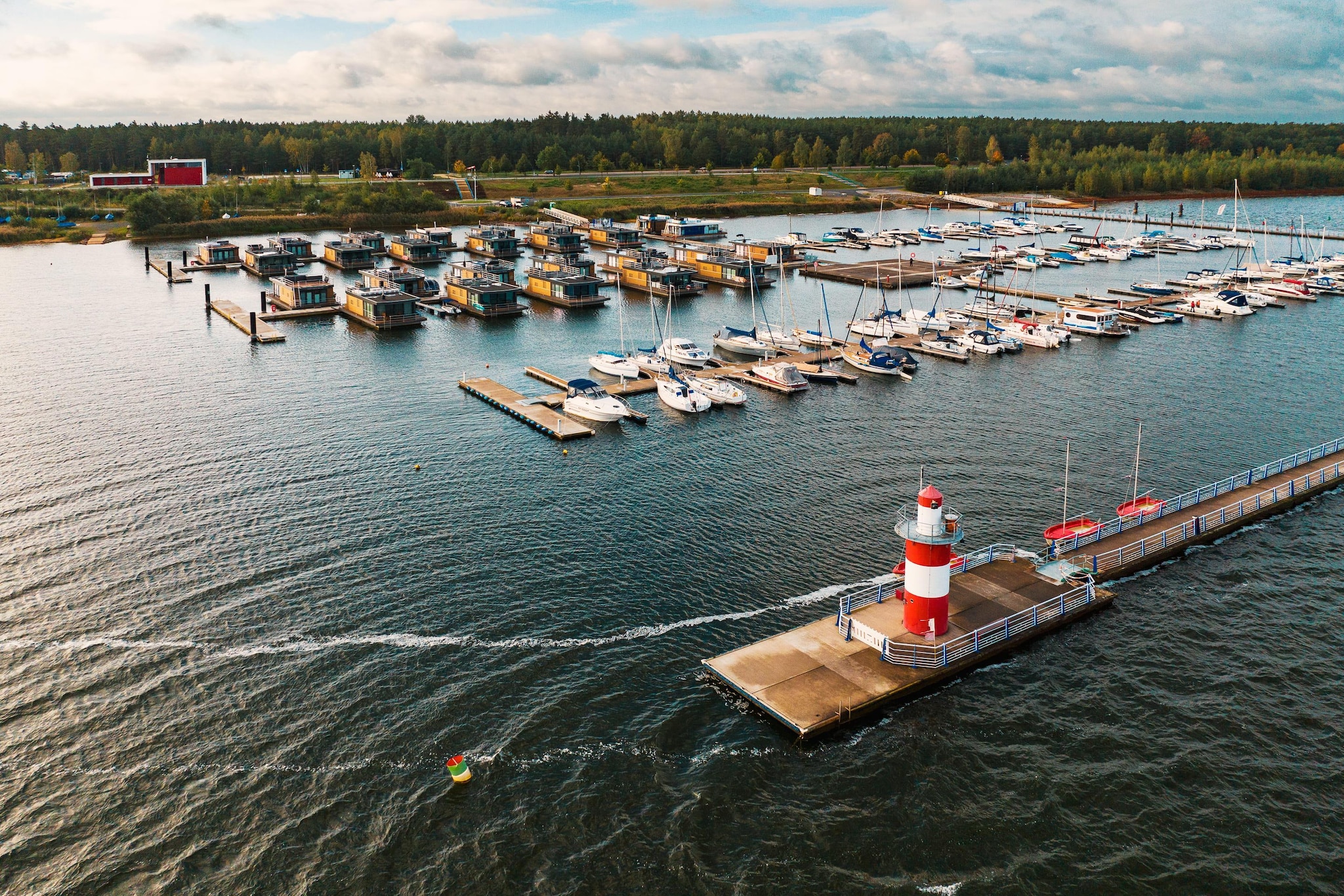Hausboot am Bärwalder See-Gebiete Sommer 1 km