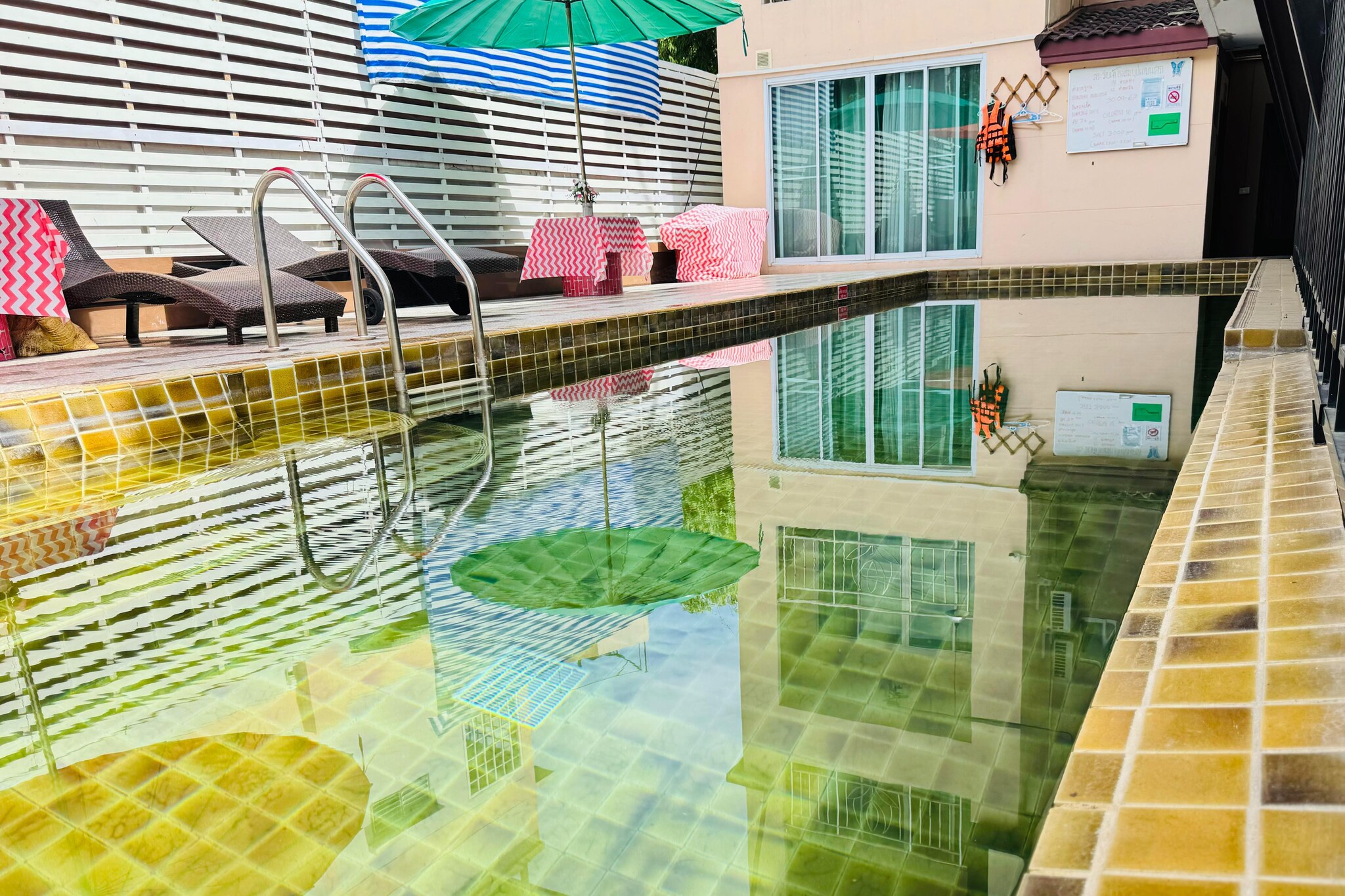 Ground floor: (bedroom(Internet access, bunk bed, TV, seating area, air conditioning, Towels/Sheets (Incl.), Trash compactor), bathroom(shower, washbasin, toilet))