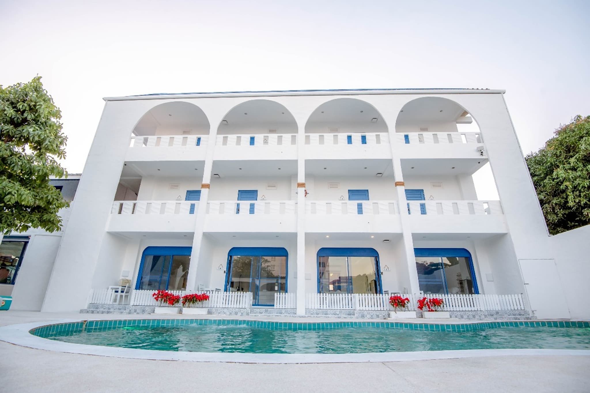 Ground floor: (bedroom(double bed, TV, seating area, air conditioning, telephone), bathroom(shower, washbasin, toilet, Towels incl., shampoo, body soap))\n\nParking, receptions, swimming pool, lift, Surveillance camera