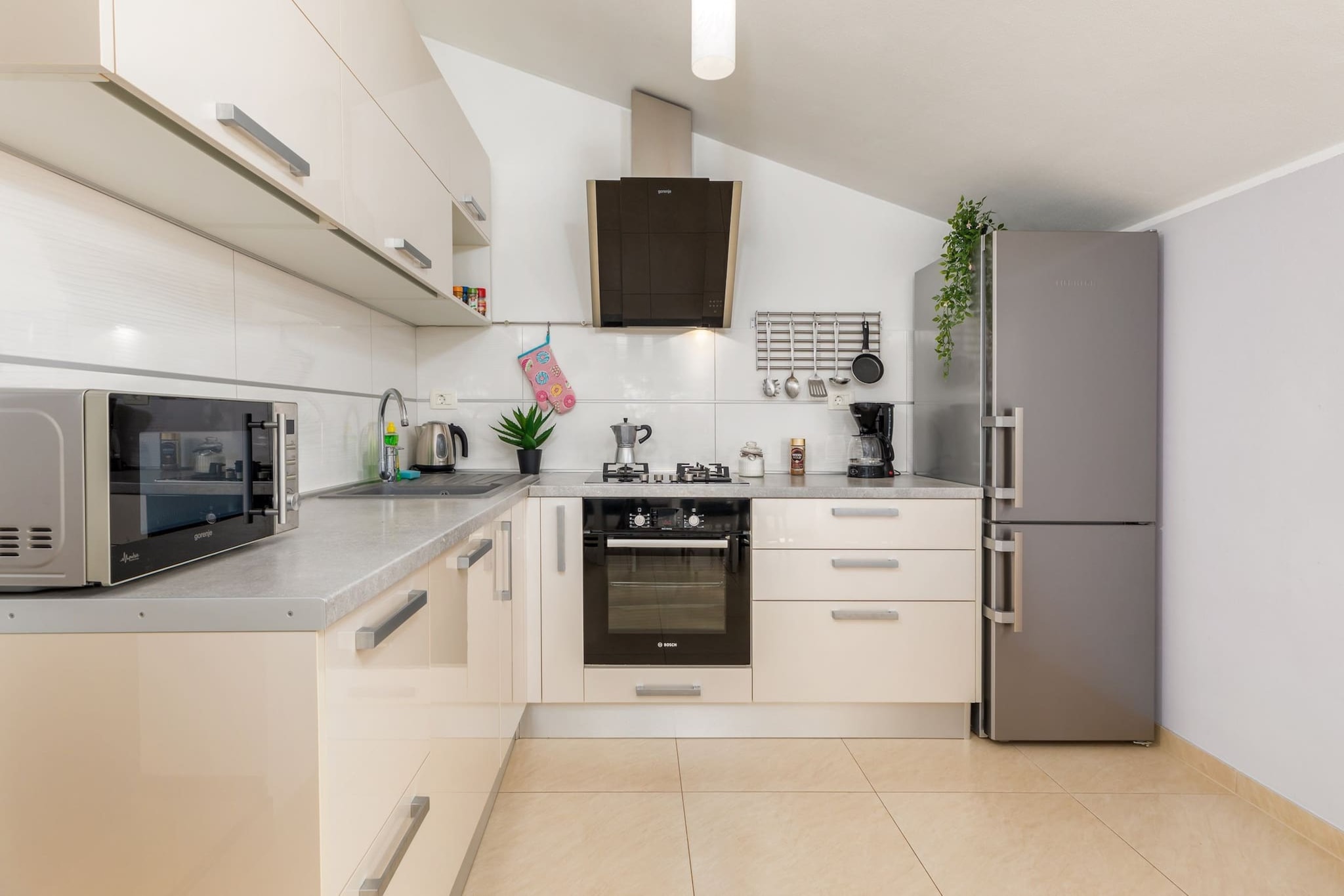 On the 1st floor: (Kitchen(hob, electric kettle, coffee machine, oven, microwave, dishwasher, fridge, freezer, dishes and cutlery), Living/diningroom(TV, dining table, seating area), bedroom(single bed, single bed), bedroom(Queen Bed), bedroom(Queen Bed), bathroom(bath tub, toilet, bidet, shampoo), bathroom(shower, toilet, bidet, shampoo), Internet access)\n\nGarden Furniture , hot tub, shower, washing machine, patio, air conditioning, terrace, garden, sun loungers, BBQ, parking, swimming pool(private), table tennis table, ironing board, iron, hairdryer, crib(free), hot water, Essentials