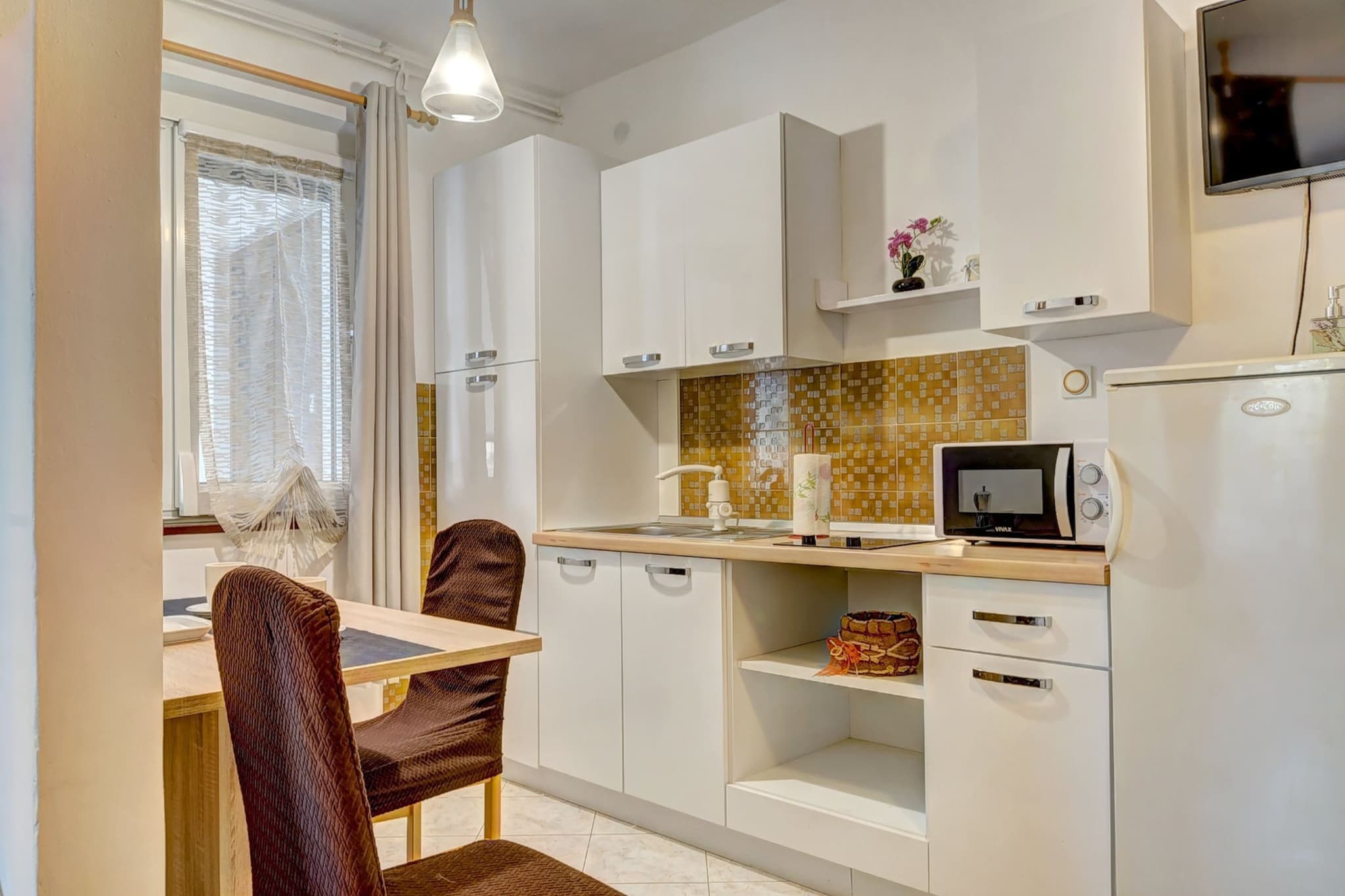 Property, along with its inviting and peaceful atmosphere, offers a cozy studio apartment perfect for couples or small families. The studio features one extra-large double bed and a single sofa bed, accommodating up to three people. Guests can enjoy a relaxing time on the private terrace, furnished for outdoor dining or simply soaking up the fresh air. This holiday home is pet-free, and it provides additional amenities such as free Wi-Fi, air-conditioning, and parking on-site. Guests can store bicycles in the garage and access laundry services for added convenience.
Situated in the tranquil town of Valbandon, within the Fažana municipality, the property offers easy access to nearby attractions and amenities. The nearest restaurant, Jedro, is just 50 meters away, while a grocery store is located 500 meters from the property. Valbandon Beach is only 800 meters away, perfect for a day by the water, and Fažana is just 2 km from the apartment. Guests can also visit the National Park Brijuni, accessible by boat from Fažana, offering an unforgettable sightseeing experience.
The apartment features a fully equipped kitchen and bathroom, making it ideal for self-catering. The open-plan living space includes a dining area, where guests can enjoy home-cooked meals or BBQs. With its comfortable amenities, including air conditioning and a relaxing outdoor terrace, this apartment is a perfect retreat for those seeking both comfort and convenience during their stay in the charming town of Valbandon.