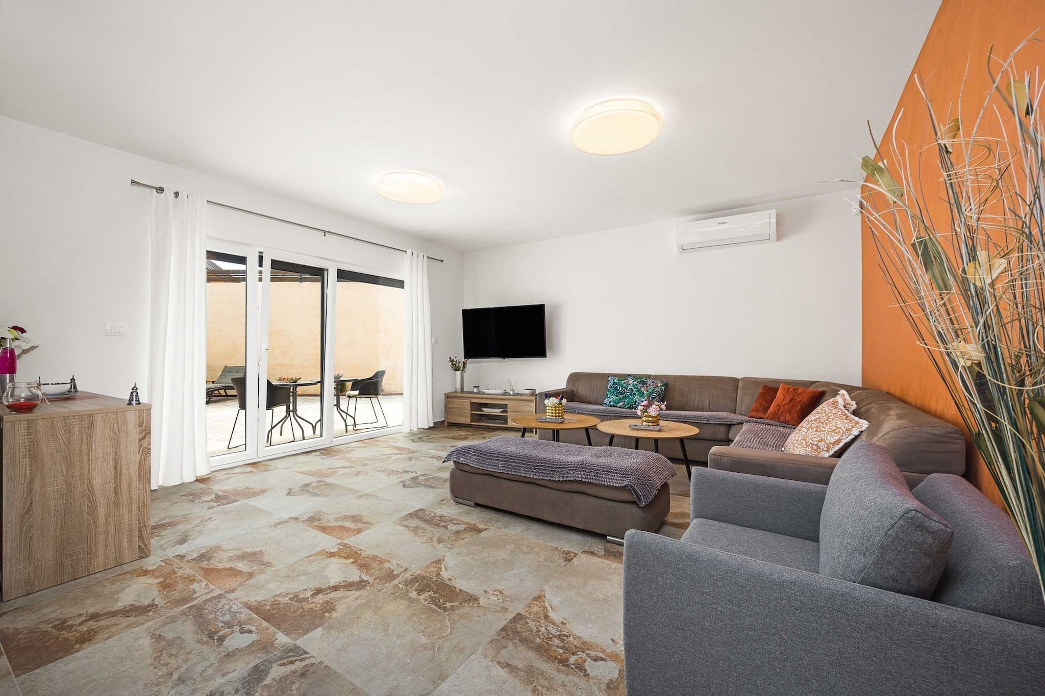 This stunning villa, nestled in a quiet area of Pula, offers the perfect blend of privacy and convenience. The property features a private swimming pool with a jacuzzi, a spacious terrace equipped with multiple sets of garden furniture, ideal for relaxation and outdoor dining. The villa can accommodate up to 10 people, with 4 beautifully appointed bedrooms, each with an en suite bathroom. The living room also contains a convertible sofa, providing additional sleeping space for 2 children. Additional amenities include free Wi-Fi, air conditioning, and private parking. Children can enjoy the outdoor swing, and there is space to store bikes in the basement.

Villa Nur Amela is ideally located near several popular destinations in the Istria region. The nearby cities of Pula, Fazana, Medulin, and Rovinj offer a mix of cultural and recreational activities. For beach lovers, Hidrobaza beach is only 2 km away, and you can enjoy a meal at a nearby restaurant, just 200 meters from the villa. History enthusiasts will appreciate the nearby Fort Punta Christo and the lighthouse on the coast of Stinjan. For a more adventurous day, visit the National Park Brijuni, which can be accessed by a boat trip from Fazana, located about 6 km away. The area also offers bike trails, including the popular Adrifort Stinjan route.

The villa’s interior is designed for maximum comfort with a well-equipped open-plan kitchen, featuring a combination of gas and electric cooking options, along with a refrigerator, oven, dishwasher, and coffee machine. Five bathrooms with showers ensure convenience for all guests.