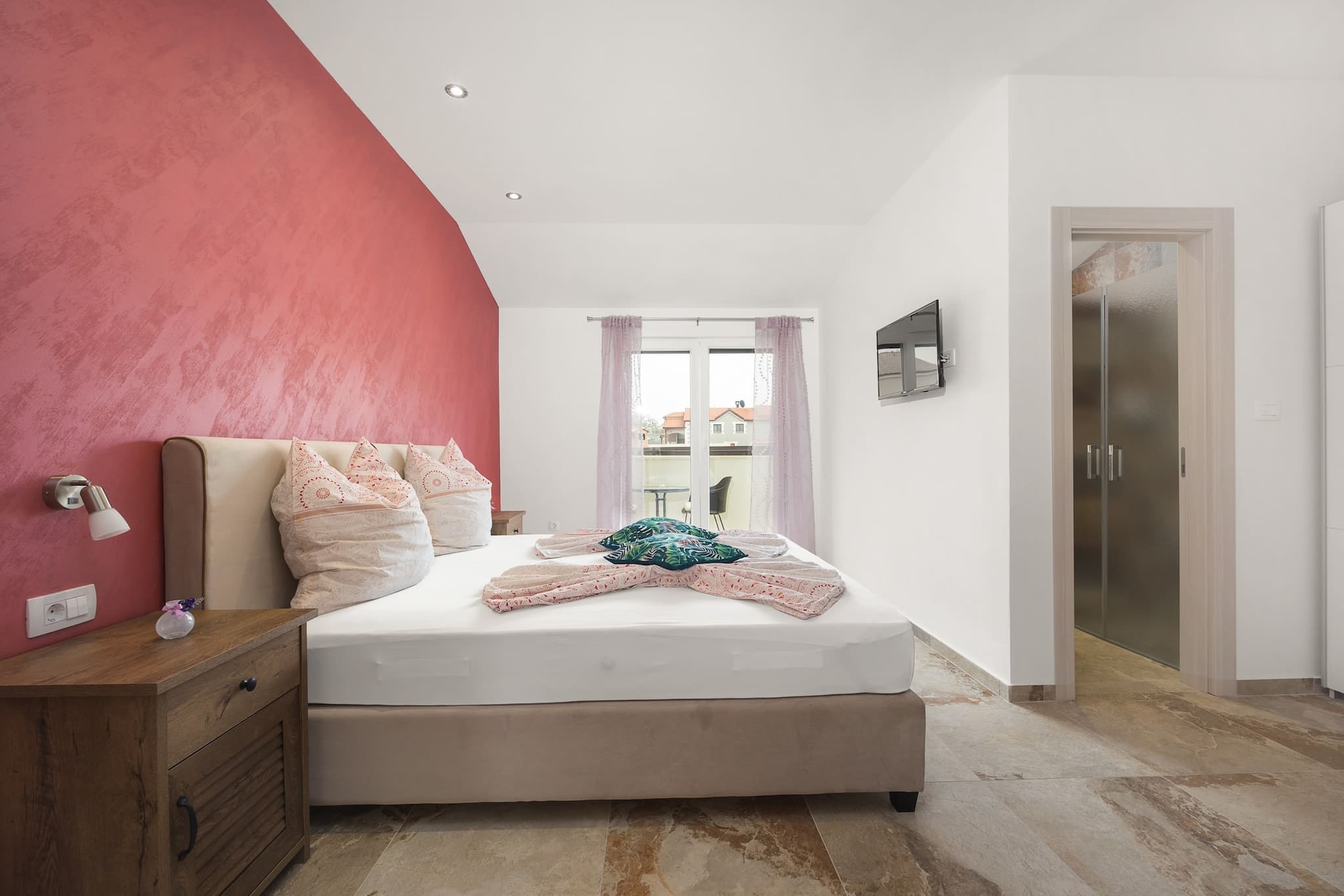 Ground floor: (open kitchen(hob, electric kettle, toaster, coffee machine, oven, dishwasher, fridge, freezer, dishes and cutlery), Living/diningroom(double sofa bed, TV, dining table, seating area), Bedroom with bathroom(double king size bed, TV, shower), Internet access)\n\nOn the 1st floor: (Bedroom with bathroom(double king size bed, TV, shower), Bedroom with bathroom(double king size bed, TV, shower), Bedroom with bathroom(double king size bed, TV, shower))\n\nGarden Furniture , fireplace, hot tub, washing machine, balcony, patio, air conditioning, terrace, garden, sun loungers, BBQ, parking, swimming pool(private), high chair, ironing board, iron, hairdryer, hot water, Essentials, Dedicated workspace