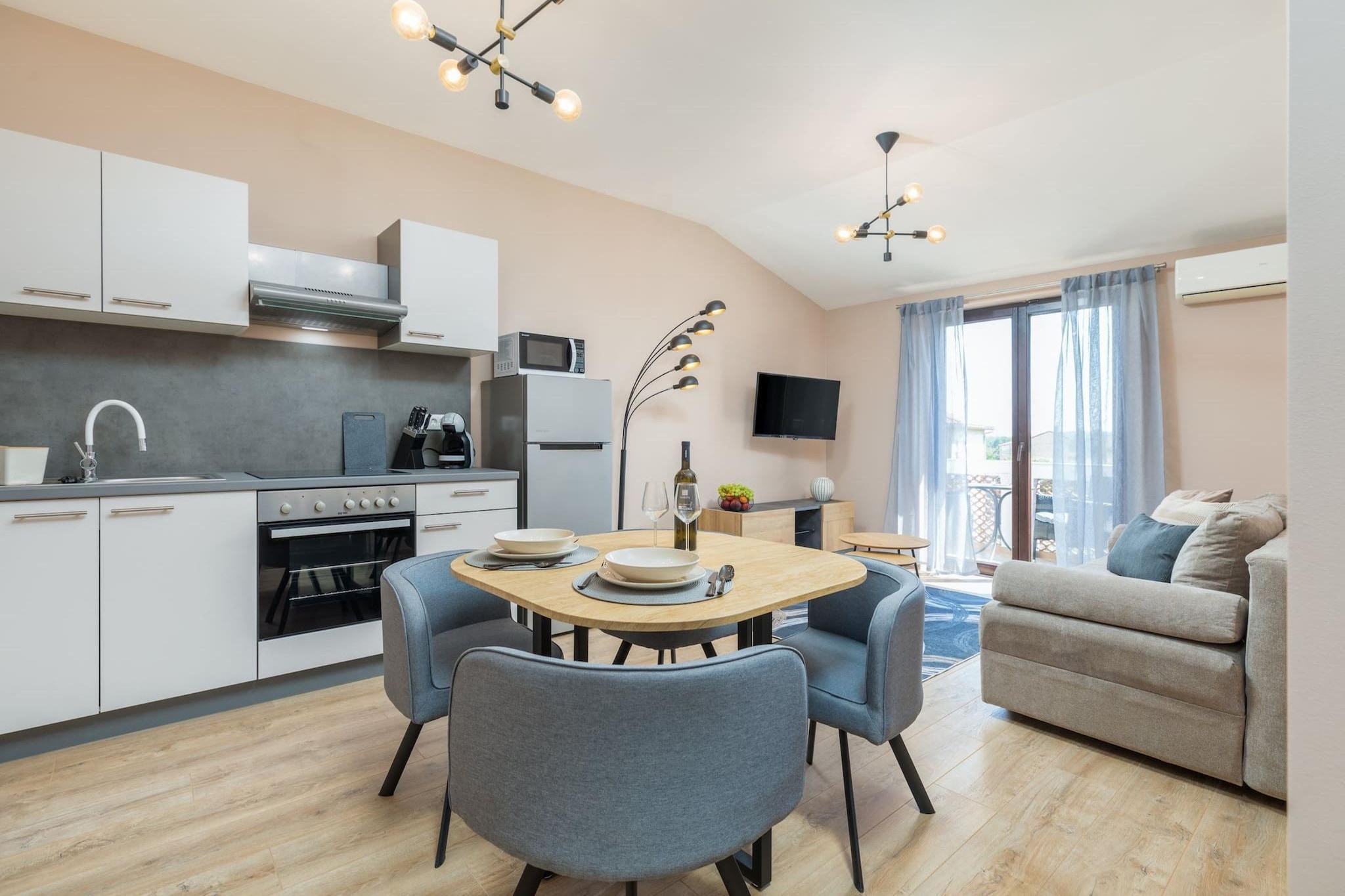 On the 1st floor: (open kitchen(hob, electric kettle, toaster, coffee machine, oven, fridge, freezer, dishes and cutlery), Living/diningroom(double sofa bed, TV, dining table, seating area), bedroom(Queen Bed), bathroom(shower), Internet access)\n\nGarden Furniture , fireplace, balcony, patio, air conditioning, terrace, garden, sun loungers, BBQ, parking, swimming pool(shared with other guests), table tennis table, darts, high chair, ironing board, iron, hairdryer, crib(free), hot water, Essentials