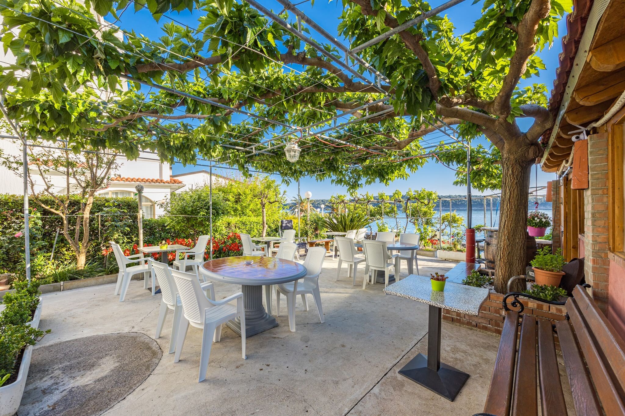 Ground floor: (Living room(single sofa bed, TV(flatscreen, satellite, smart TV), seating area), Kitchen(dining table, hob, electric kettle, coffee machine, oven, microwave, fridge, freezer, dishes and cutlery), bedroom(double king size bed), bathroom(shower), Internet access)\n\nGarden Furniture , balcony, air conditioning, terrace, garden, sun loungers, BBQ, parking, hairdryer, hot water