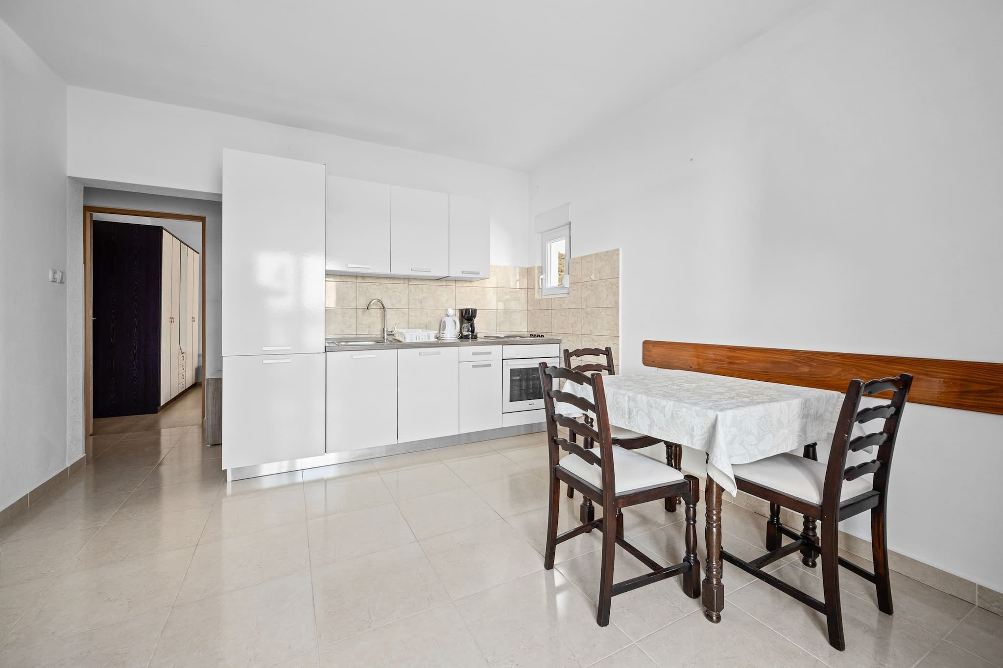 On the 1st floor: (Living room(single sofa bed, TV(satellite), seating area), Kitchen(dining table, hob, electric kettle, coffee machine, oven, microwave, fridge, freezer, dishes and cutlery), bedroom(double bed), bathroom(shower), Internet access)\n\nGarden Furniture , balcony, air conditioning, terrace, garden, sun loungers, BBQ, parking, hairdryer, hot water, Sea view