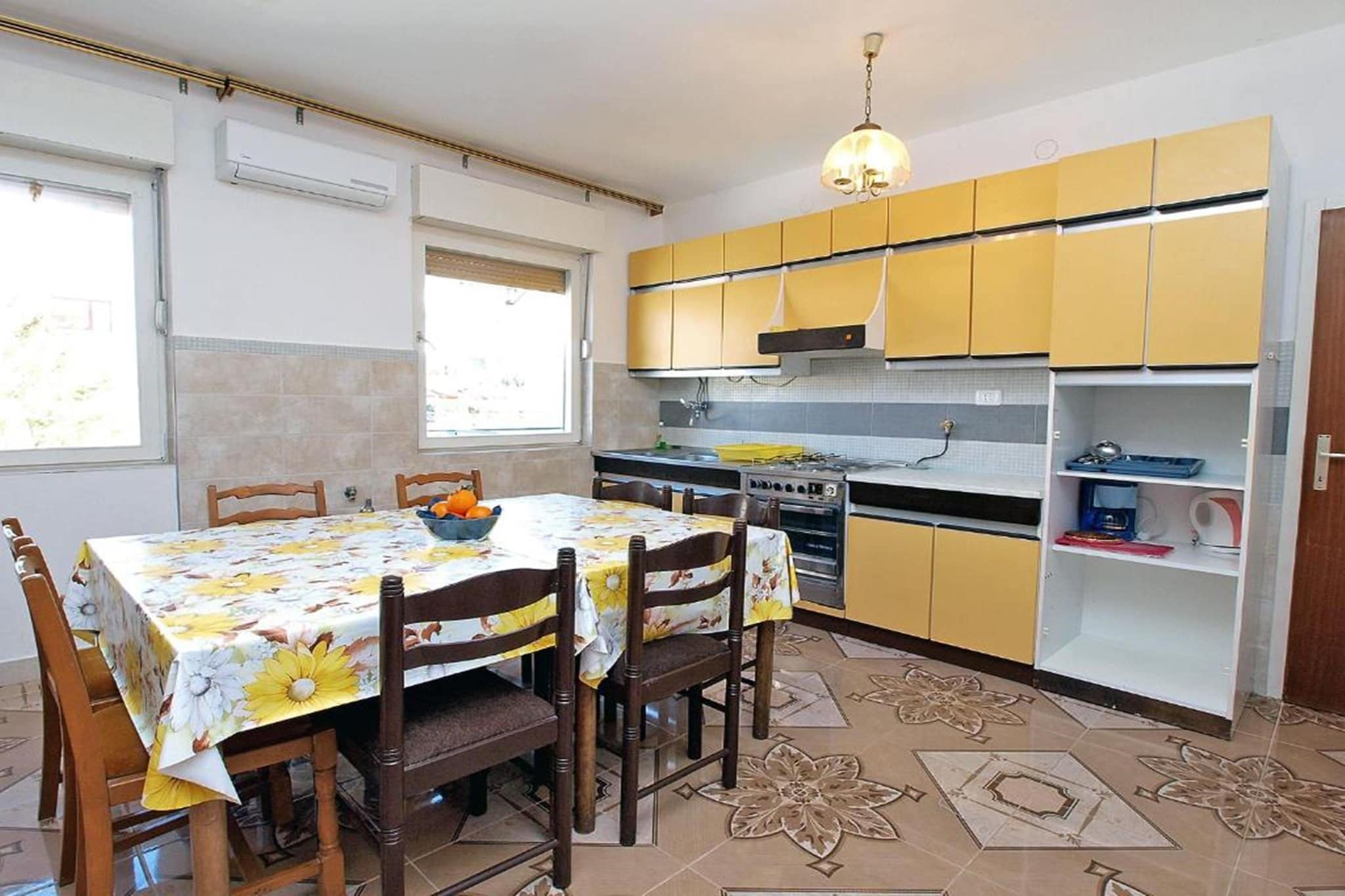 This spacious 3-bedroom apartment in Pula offers comfortable accommodation for up to 8 guests. The apartment features two private balconies, a terrace, and two bathrooms with separated toilets, making it ideal for families or groups. Two bedrooms are furnished with a large double bed and an extra-large double bed, while the third bedroom has two single beds. Additionally, the living room includes a convertible sofa for extra sleeping space. The apartment also provides essential amenities, including air conditioning, internet access, and bed linen (changed weekly). On-street parking is available.
The property is located just 100 meters from Gortan Cove beach, nestled along the beautiful Lungomare promenade, famous for its breathtaking sunsets. Within a short walking distance, guests can find various bars, a beach bar, a restaurant, and a grocery store, all within 150 meters. The area is ideal for families with children, especially with the nearby pebble beach, Gortanova Uvala. The gym is 250 meters away, and Max City Stoja shopping center is only 1 km from the apartment. Pula Airport is about 8 km away, making it easily accessible for travelers.
The apartment is conveniently close to historical attractions in Pula, such as the famous Amphitheater, the Triumphal Arch of Sergius, and the Temple of Augustus. Visitors can also explore the untouched nature of the surrounding islands and beaches or visit the National Park Brijuni and the Limski Channel. This location offers a perfect mix of cultural heritage and relaxing seaside activities, making it a great base for exploring both the city and its stunning coastal surroundings.