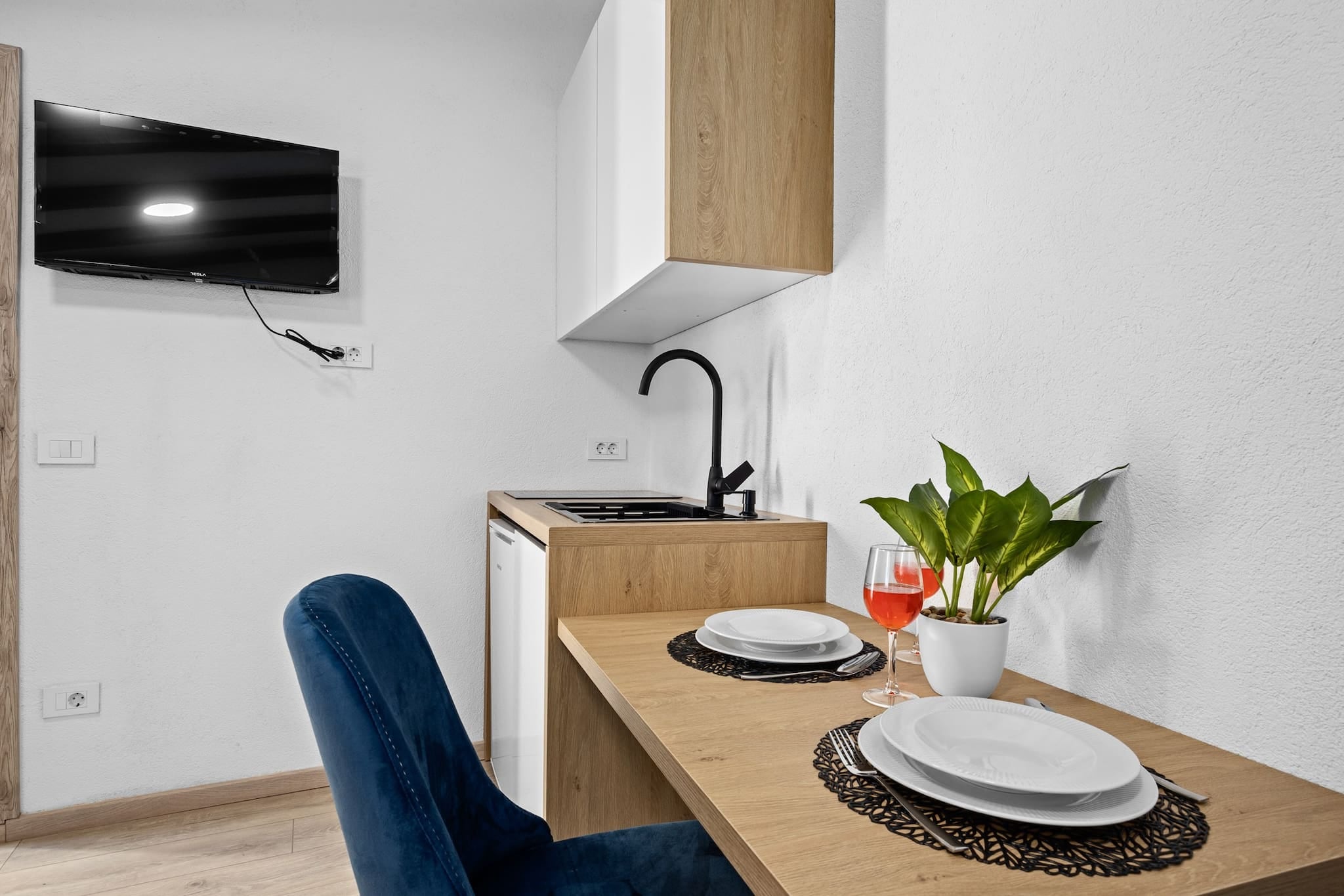 This modern and cozy studio apartment in the heart of Pula city center offers a perfect getaway for 2 adults. The accommodation features a comfortable double bed in the common space and a well-designed interior, ideal for relaxation after a day of exploring. It comes equipped with Wi-Fi, air conditioning, and a smart flat-screen TV with satellite channels. A highlight of this studio is the spacious 40 m² roof terrace that provides breathtaking views of both the sea and the city, allowing guests to unwind while enjoying the beautiful surroundings. Pets up to 7kg are allowed for an additional fee, making it pet-friendly for smaller animals.
The studio's location in the pedestrian zone of the historic Pula city center puts guests within walking distance of some of the city's most famous attractions. Explore the narrow, stone-paved streets filled with restaurants, souvenir shops, and ancient monuments. Key landmarks such as the Triumphal Arch of Sergius, the Temple of Augustus, and the iconic Roman Amphitheater are just a short walk away. For a unique cultural experience, guests can immerse themselves in the history of Pula while enjoying local cuisine and shopping.
The apartment includes a fully-equipped kitchen with all the necessary amenities, such as a stove, refrigerator, and kitchenware, making it convenient for those wishing to prepare their own meals. The bathroom comes with all essential toiletries, and bed linens and towels are provided for a hassle-free stay.