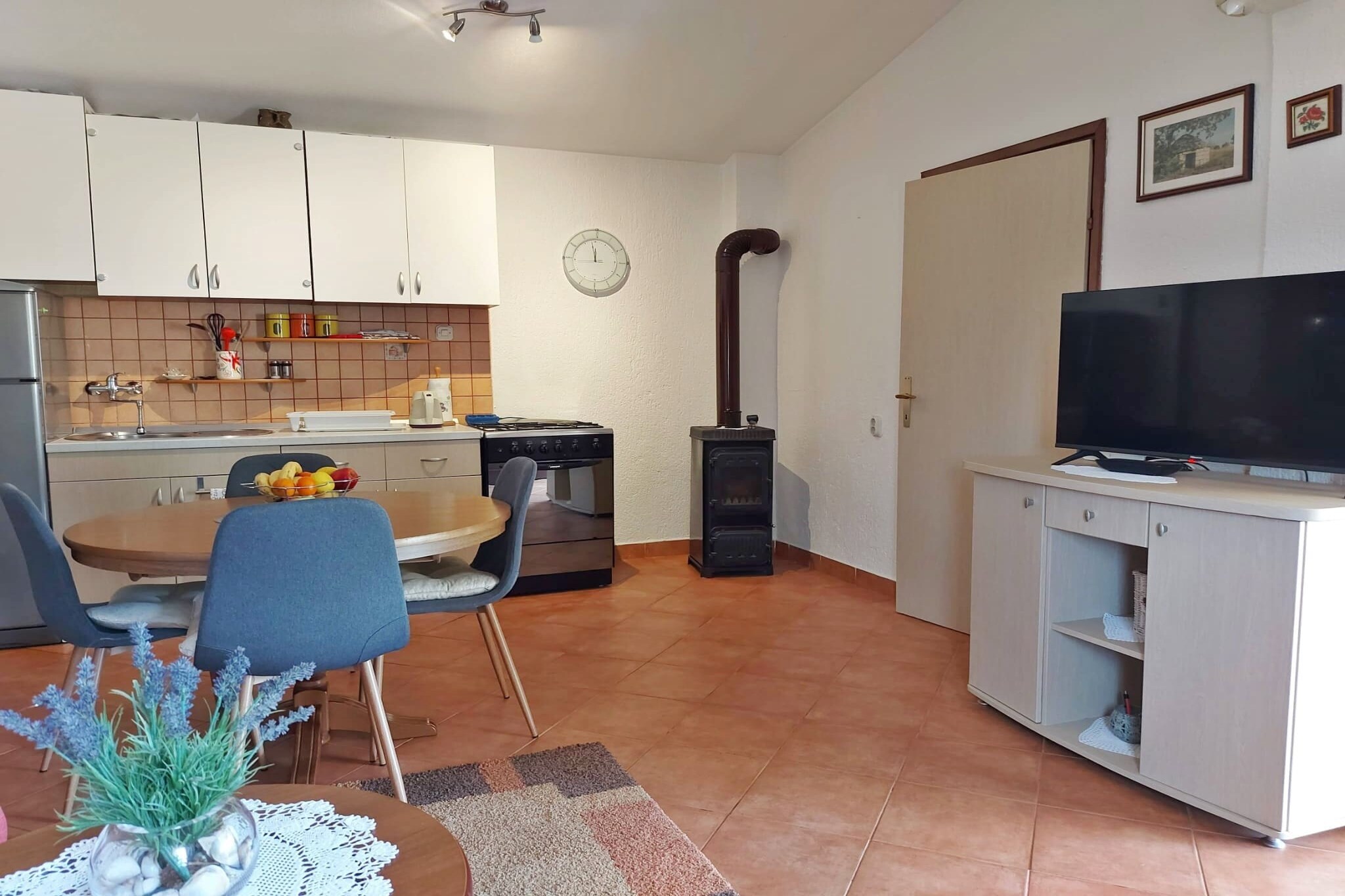 On the 1st floor: (Living room(single sofa bed, TV(flatscreen, satellite), seating area), Kitchen(dining table, hob, electric kettle, toaster, coffee machine, oven, microwave, dishwasher, fridge, freezer, dishes and cutlery), bedroom(double bed), bathroom(shower), Internet access)\n\nGarden Furniture , balcony, air conditioning, terrace, garden, sun loungers, BBQ, parking, hairdryer, hot water