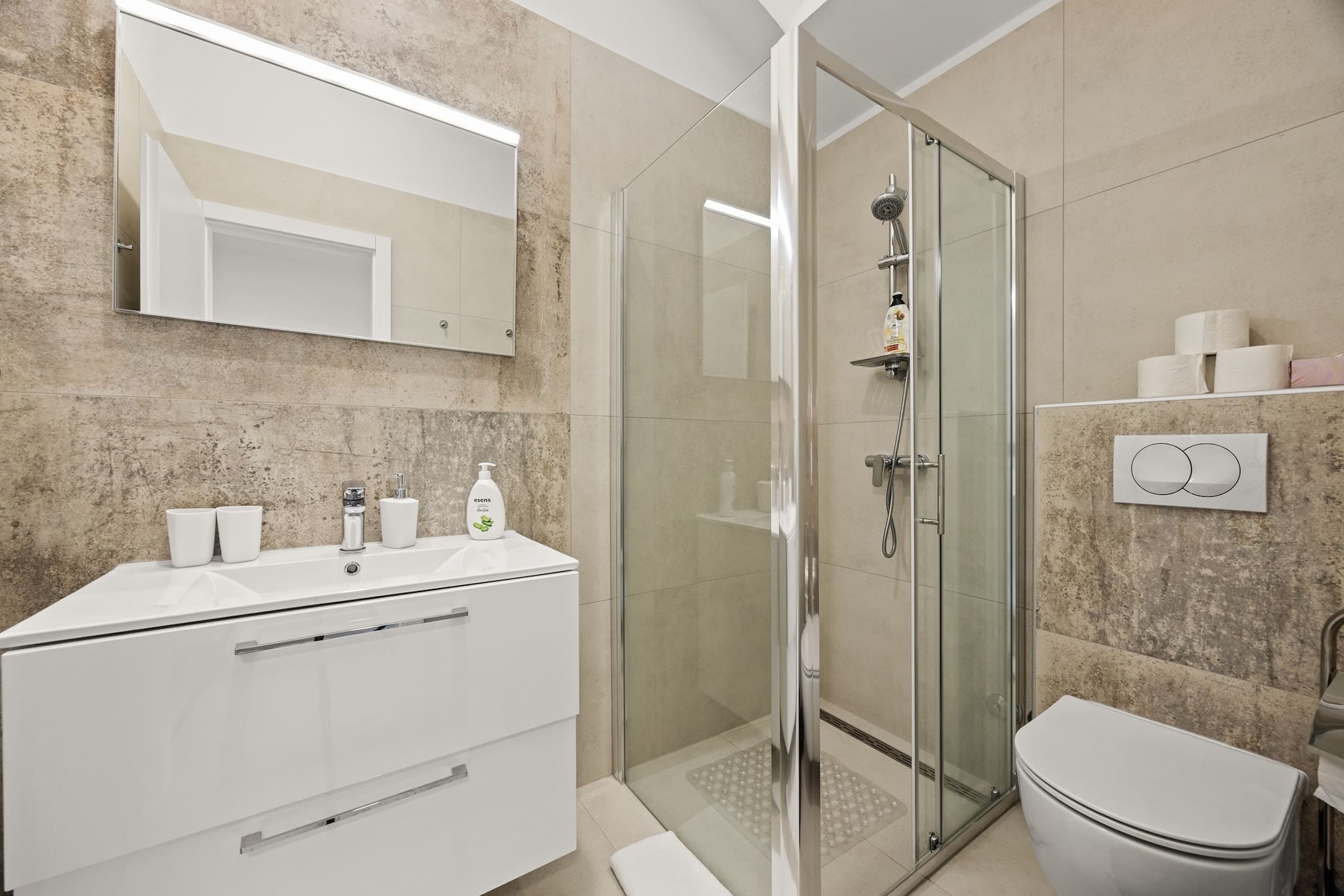 Enchanting Summer Apartment-Bathroom