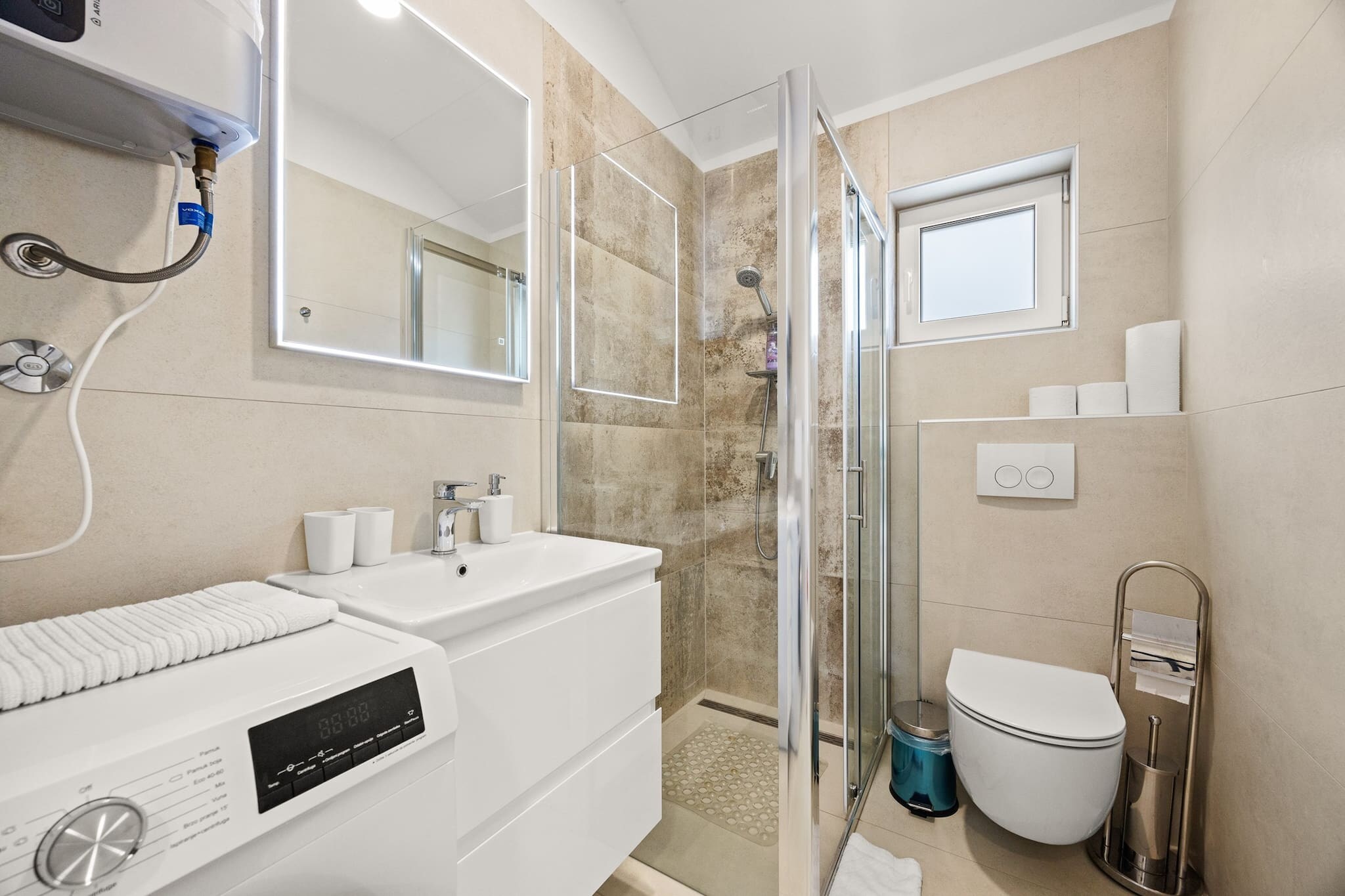 Enchanting Summer Apartment-Bathroom