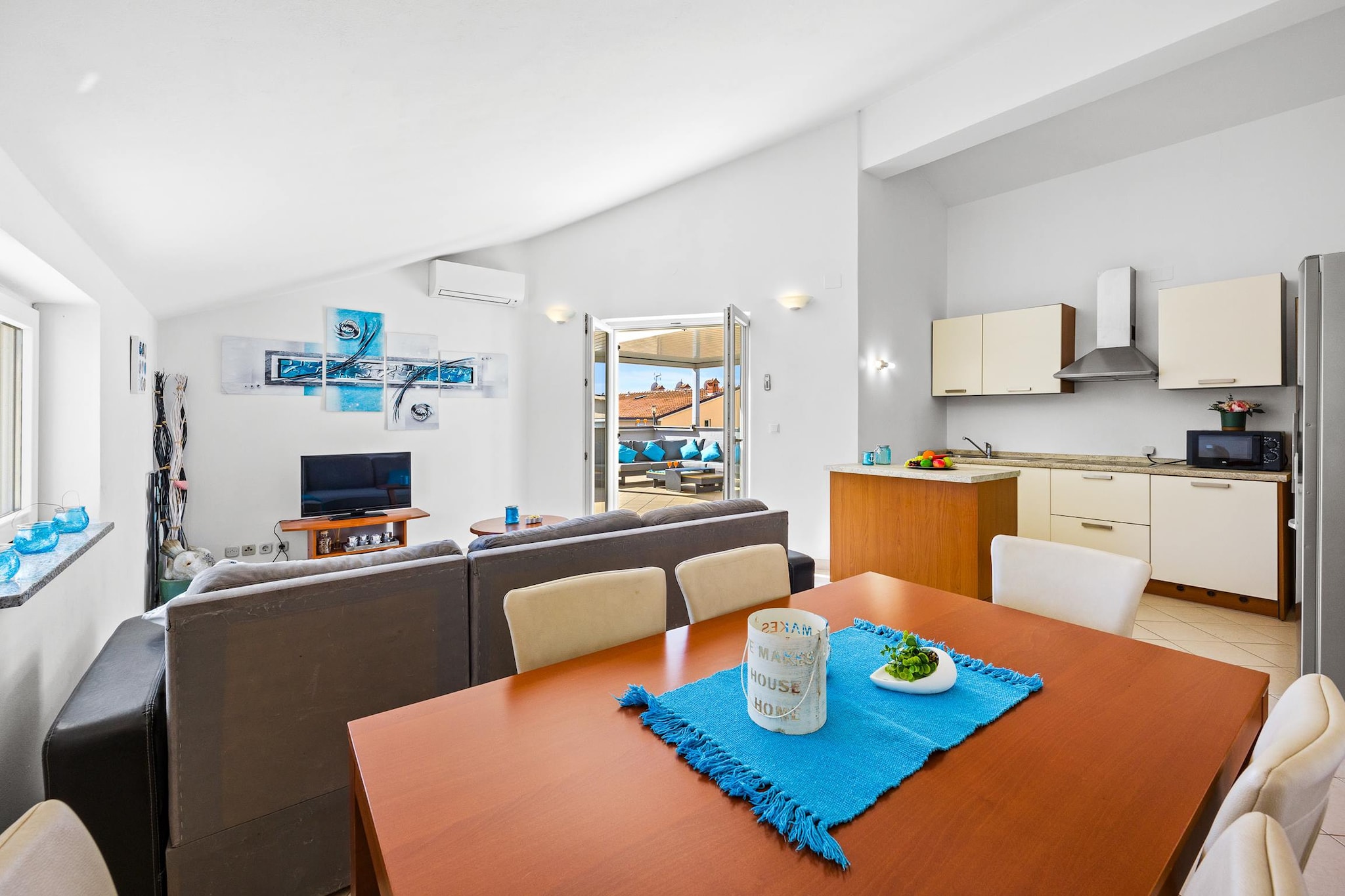 This charming apartment in the heart of Medulin offers a cozy and family-friendly escape, ideal for a memorable vacation. It features two well-furnished bedrooms, one with a queen-size bed and the other with a king-size bed, as well as a convertible sofa in the living room. This makes it perfect for up to 4 adults and two children. The apartment is fully air-conditioned to ensure comfort during your stay. A fully equipped kitchen with modern appliances such as a fridge, freezer, oven, and microwave provides all the essentials for preparing meals. For outdoor relaxation, the apartment offers a private terrace with sun loungers and an outdoor dining area, creating a peaceful spot to unwind.

Located just 1.7 km from the sandy beach, the apartment offers a perfect base to explore Medulinâ€™s beauty. Guests can enjoy the resortâ€™s range of activities, from lounging on the beach to exploring local markets, cafes, and restaurants. The vibrant Medulin offers a variety of options for both relaxing and adventurous experiences. For those interested in historical sites, Cape Kamenjak and the Archeological Park ViÅ¾ula are nearby. Medulin's rich nightlife and picturesque landscape add to the areaâ€™s appeal, making it a great destination for families and couples alike.

The apartment provides practical amenities like private parking and free Wi-Fi, ensuring a hassle-free stay. All essential services, such as bed linen and towels, are included, with regular changes to maintain comfort. Whether you're looking for a relaxing family getaway or seeking adventure, this apartment provides the perfect setting, combining convenience, comfort, and accessibility to all that Medulin has to offer.