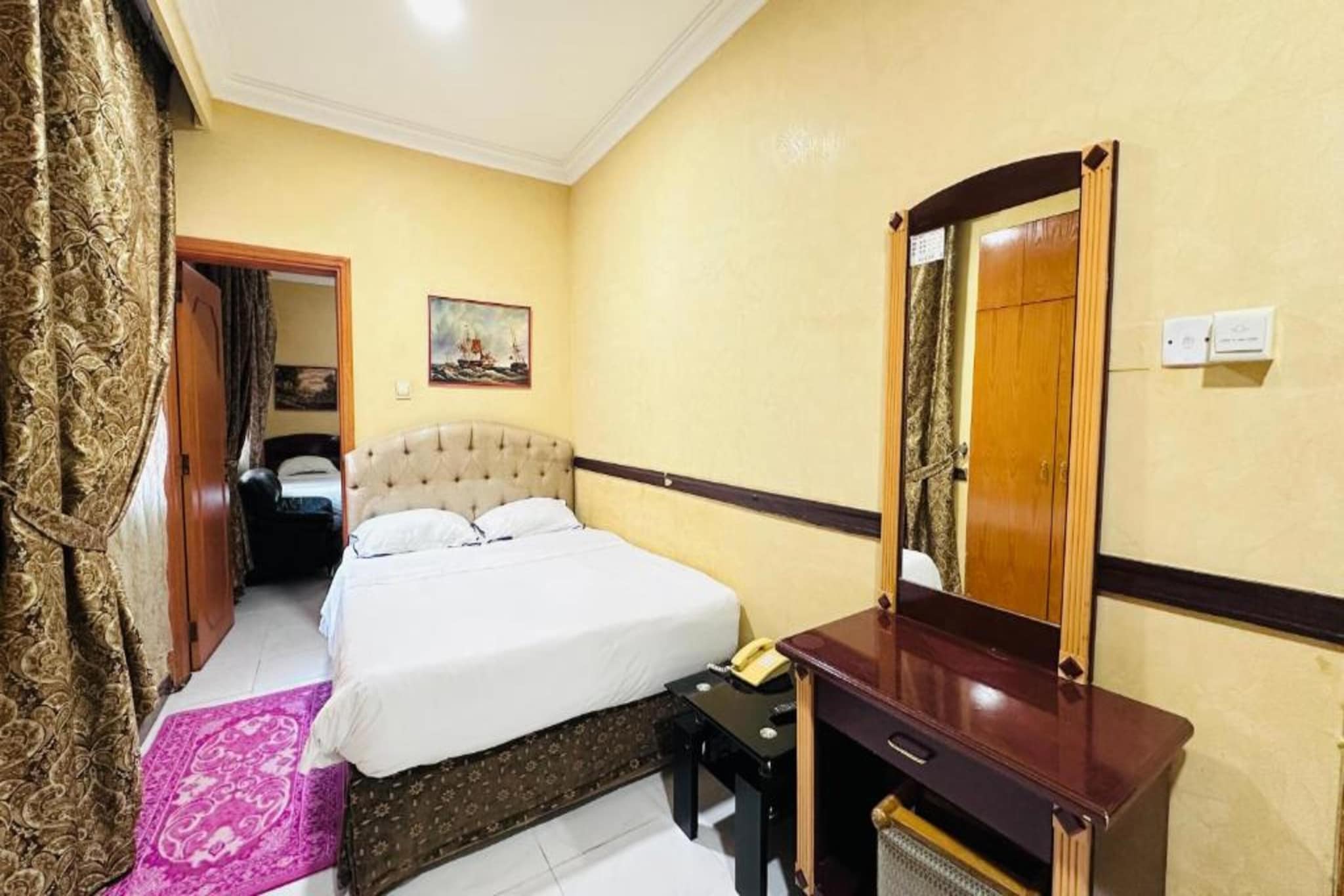 Ground floor: (bedroom(single bed, double king size bed, TV, seating area, air conditioning, telephone), bathroom(shower, toilet, hairdryer, Towels incl., shampoo, body soap))