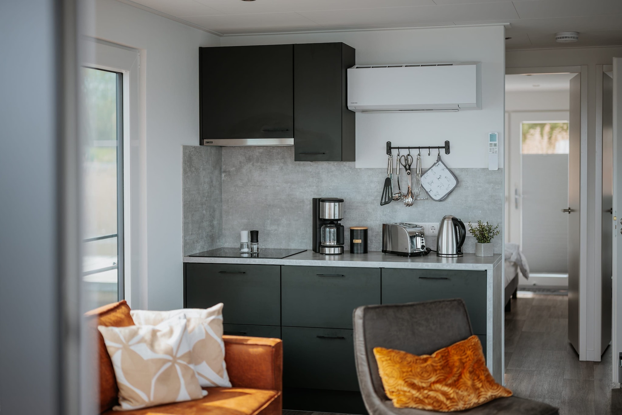 Ground floor: (open kitchen(hob(2 ring stoves, ceramic), electric kettle, toaster, coffee machine, oven(mini), dishwasher, fridge(+ freezer)), Living/diningroom(TV(flatscreen, satellite), dining table, seating area, radio, gas fireplace), bedroom(double bed(160 x 200 cm)), bedroom(double bed(160 x 200 cm)), bathroom(shower, washbasin, hairdryer), toilet(washbasin, toilet))\n\nheating, air conditioning, terrace, roof terrace, garden furniture, sun loungers, BBQ(electric), Laundry Package incl.