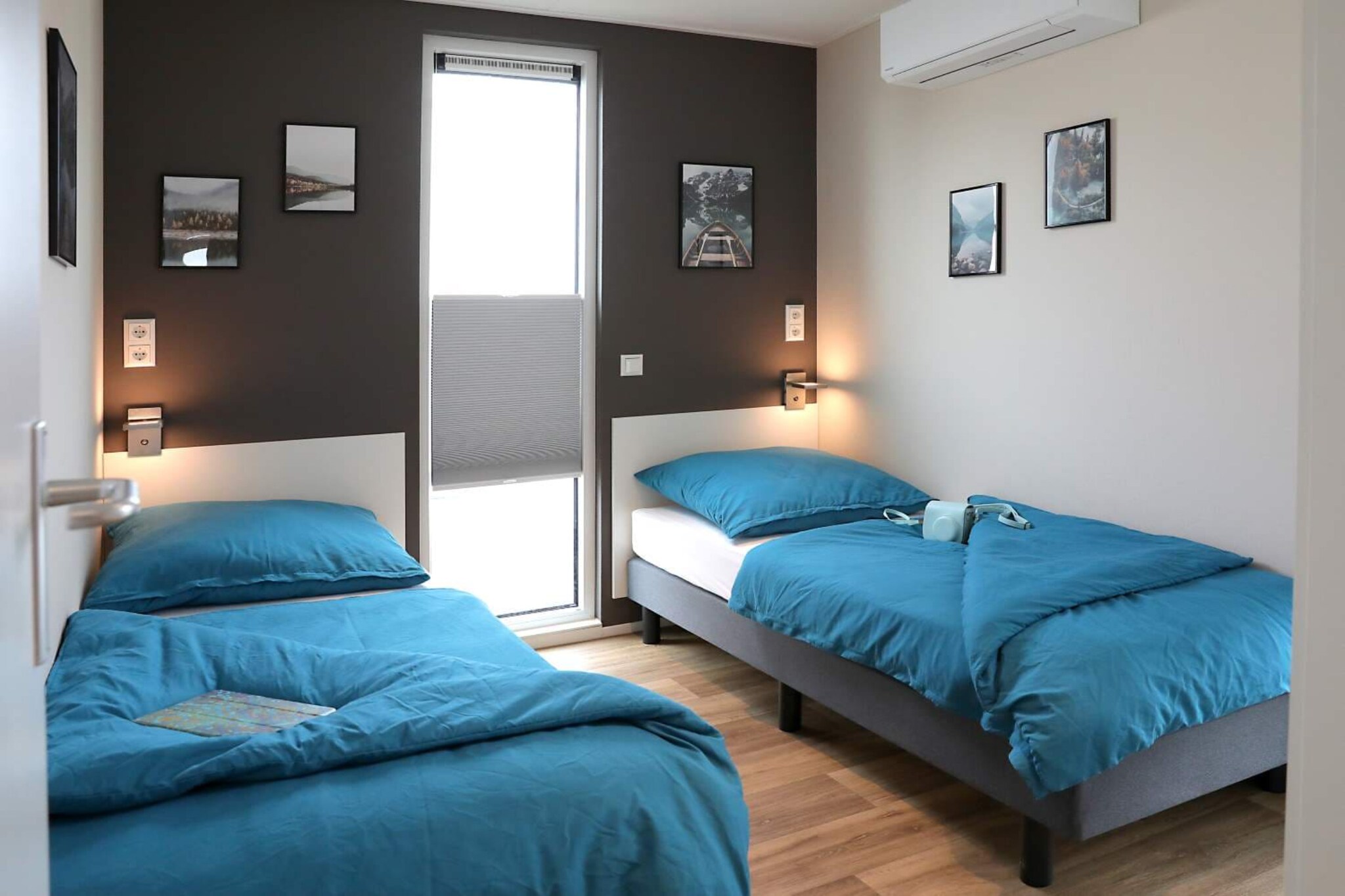 Ground floor: (open kitchen(hob(4 ring stoves, induction), electric kettle, toaster, coffee machine(fully automatic), oven(mini), dishwasher, fridge(+ freezer)), Living/diningroom(TV(flatscreen, satellite), dining table, seating area, gas fireplace), bedroom(double bed(160 x 200 cm), TV(flatscreen, satellite)), bedroom(double bed(160 x 200 cm)), bedroom(single bed(80 x 200 cm), single bed(80 x 200 cm)), bathroom(shower, washbasin, heating(floor heating), hairdryer), toilet(washbasin, toilet))\n\nheating, air conditioning, terrace, roof terrace, garden furniture, sun loungers, party games, Laundry Package incl.