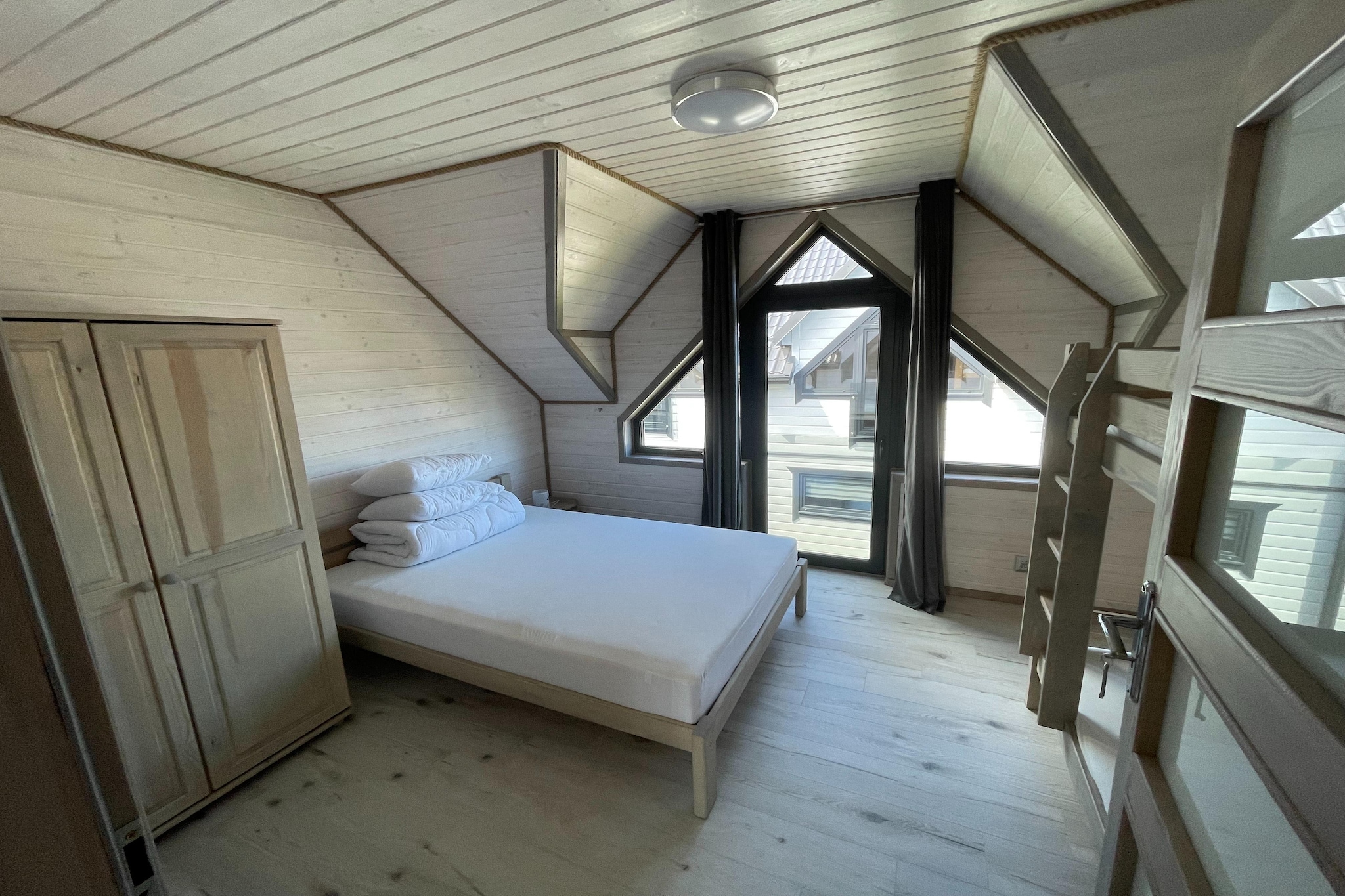 Ground floor: (open kitchen(hob(2 ring stoves, induction), electric kettle, toaster, coffee machine, microwave, dishwasher, fridge-freezer, washing machine), Living/diningroom(double sofa bed, TV(flatscreen, satellite, german television channels), dining table(6 persons)), bathroom(shower, washbasin, toilet, hairdryer))\n\nOn the 1st floor: (bedroom(double bed, bunk bed), bedroom(double bed, bunk bed), toilet(washbasin, toilet))\n\nReception, Internet access, Parking, Table football, Table tennis, Bike rental, Table tennis, Indoor playroom, Play area, Lawn, baby bath, Bubble bath(outside, paid), sauna(paid, 4 persons), heating(electric, through air conditioning), air conditioning, terrace(roofed), garden(shared with other guests, fenced, 1000 m2), garden furniture, sun loungers, BBQ(charcoal), trampoline(shared with other guests), sand pit(shared with other guests), play equipment(shared with other guests), slide(shared with other guests), bicycles available(paid), high chair, ironing board, iron, toys, Sunscreen, Swing set, baby crib(free)