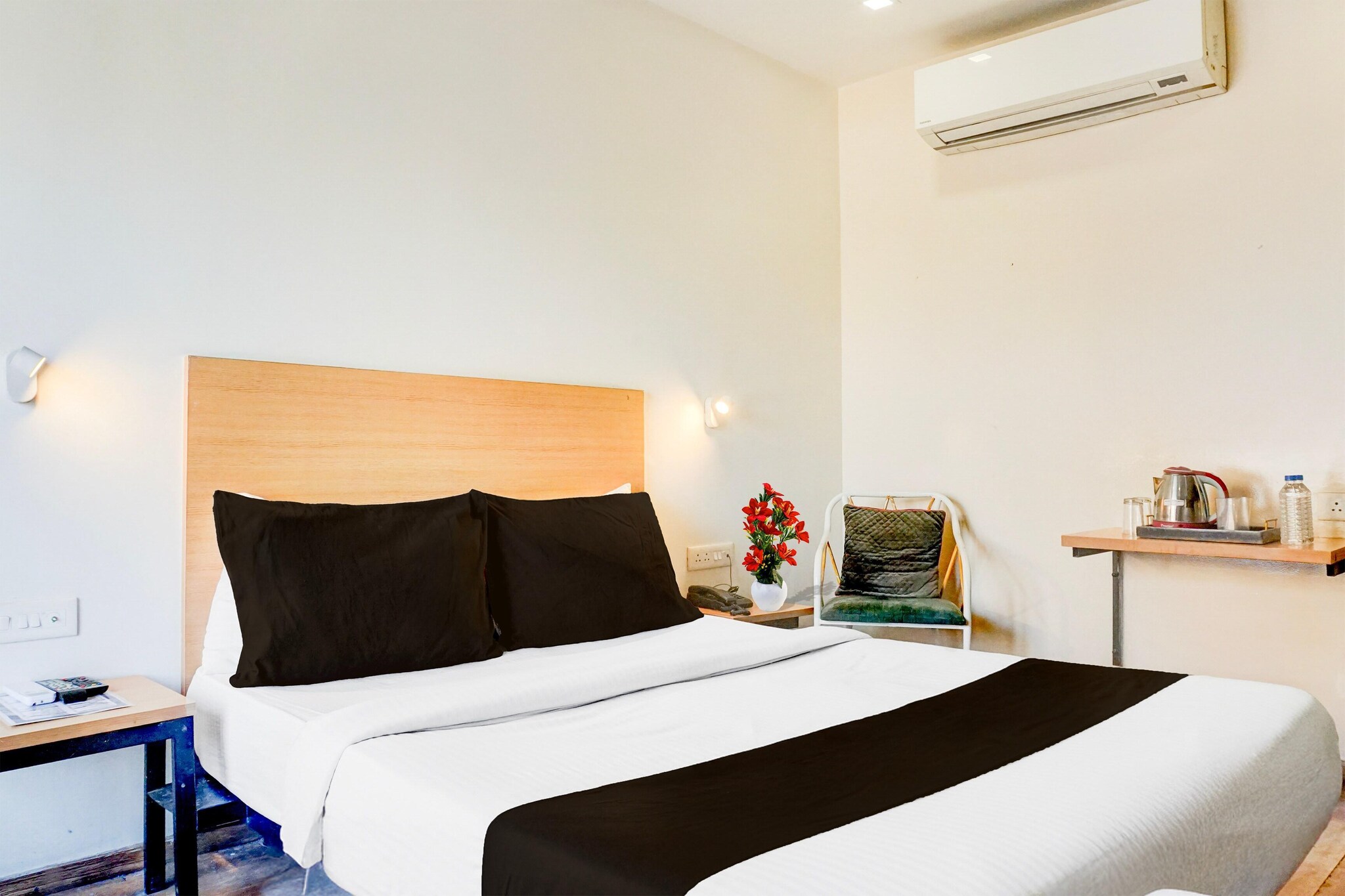 Ground floor: (bedroom(Parking, double bed, TV, air conditioning, telephone, Floor mattress), bathroom, bathtub or shower, shower, washbasin, Towels for a fee, shampoo, body soap, hot water)