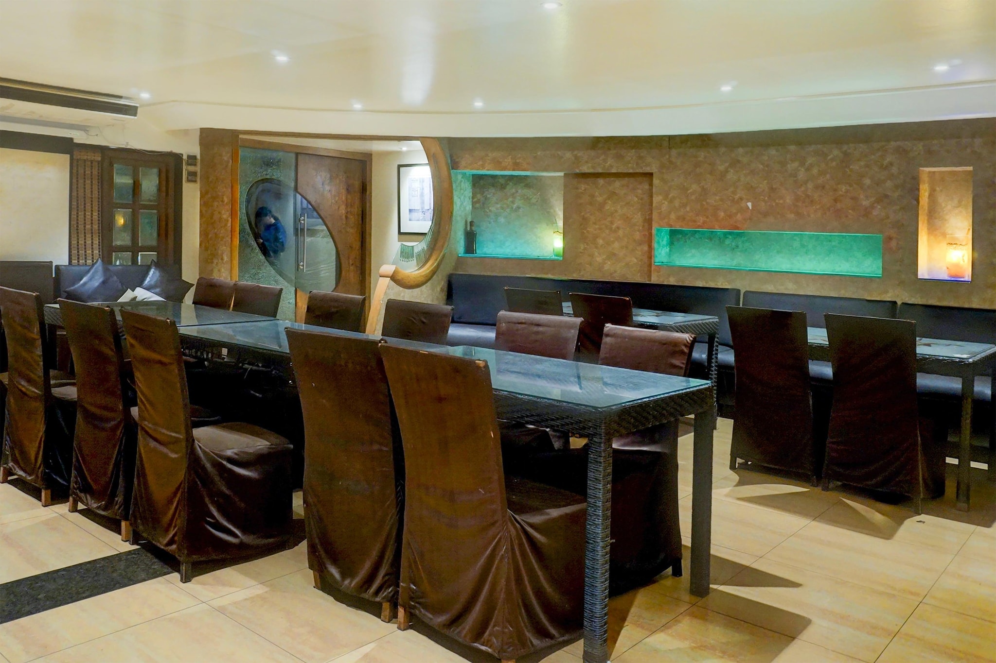 Ground floor: (bedroom(Parking, double bed, TV, air conditioning, telephone, Floor mattress), bathroom, bathtub or shower, shower, washbasin, hairdryer, Towels for a fee, shampoo, body soap, hot water)