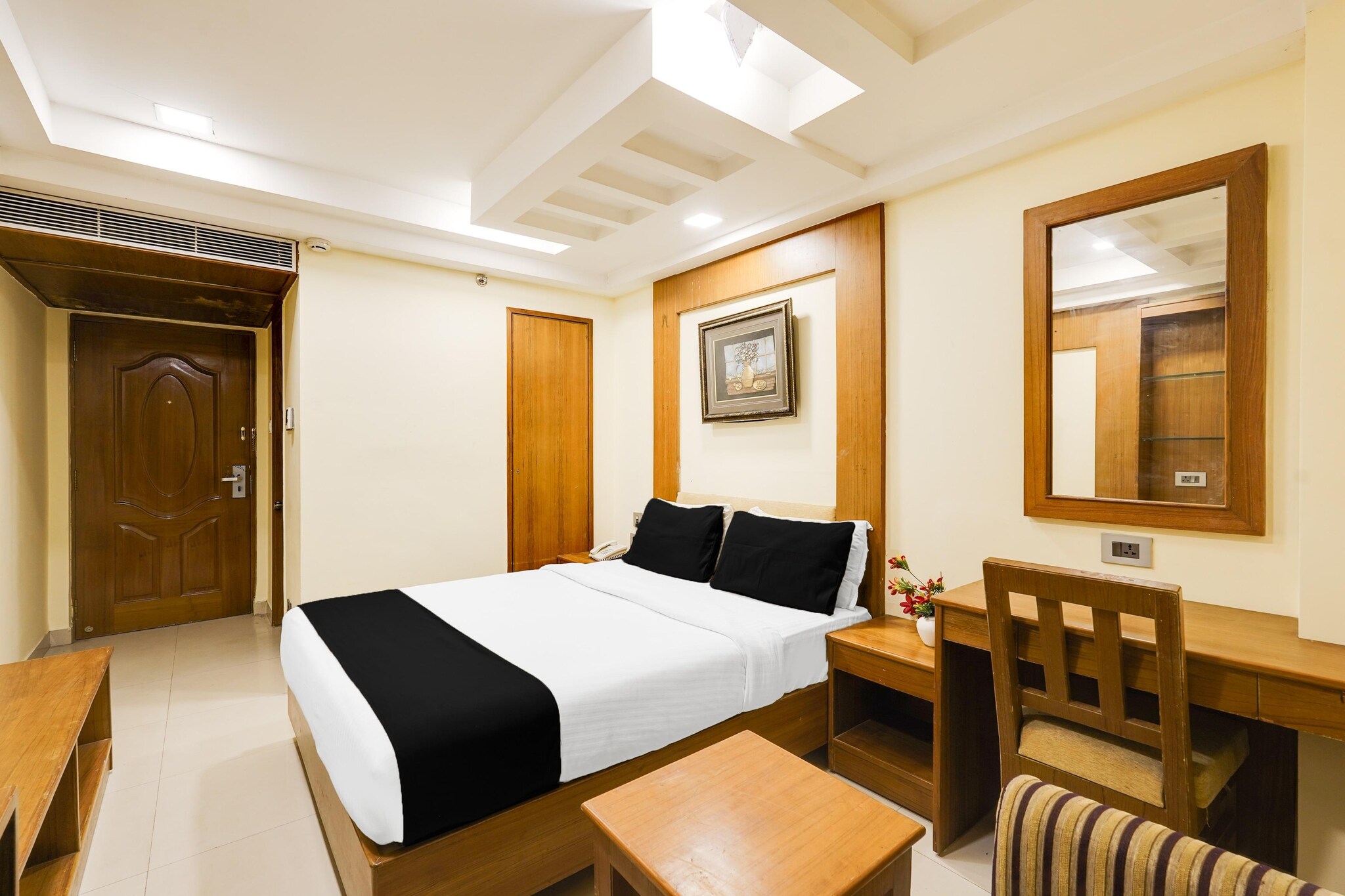Ground floor: (bedroom(double bed, Towels incl.), bathroom, TV, seating area, bathtub or shower, washbasin, shower, washbasin, toilet, air conditioning, lift, Laundry Package for a fee, telephone, shampoo, body soap, hot water)