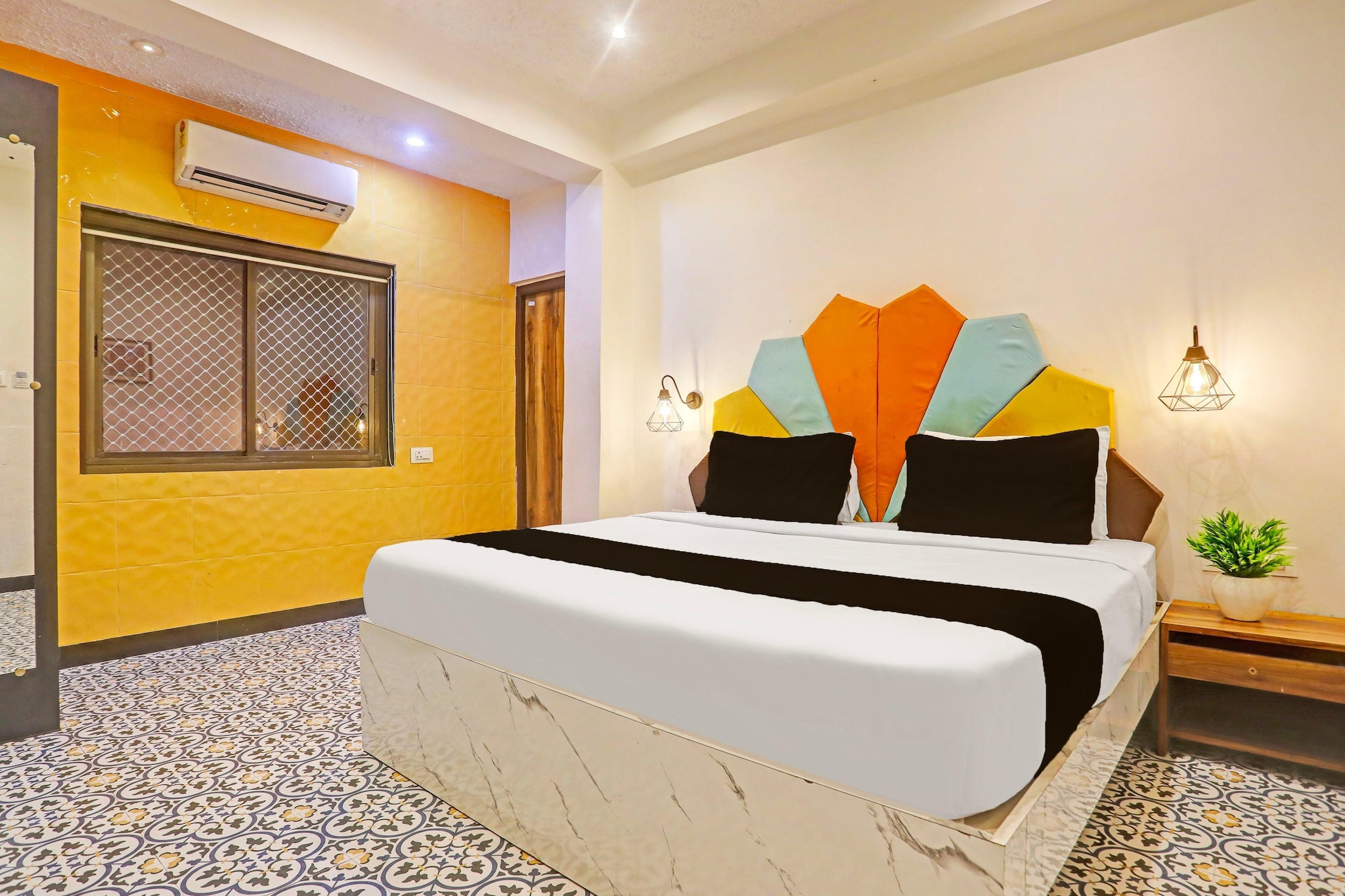 Ground floor: (bedroom(double bed, TV, seating area, bathtub or shower, shower, washbasin, toilet, air conditioning, lift, Towels incl., Laundry Package incl., telephone, shampoo, body soap), bathroom)