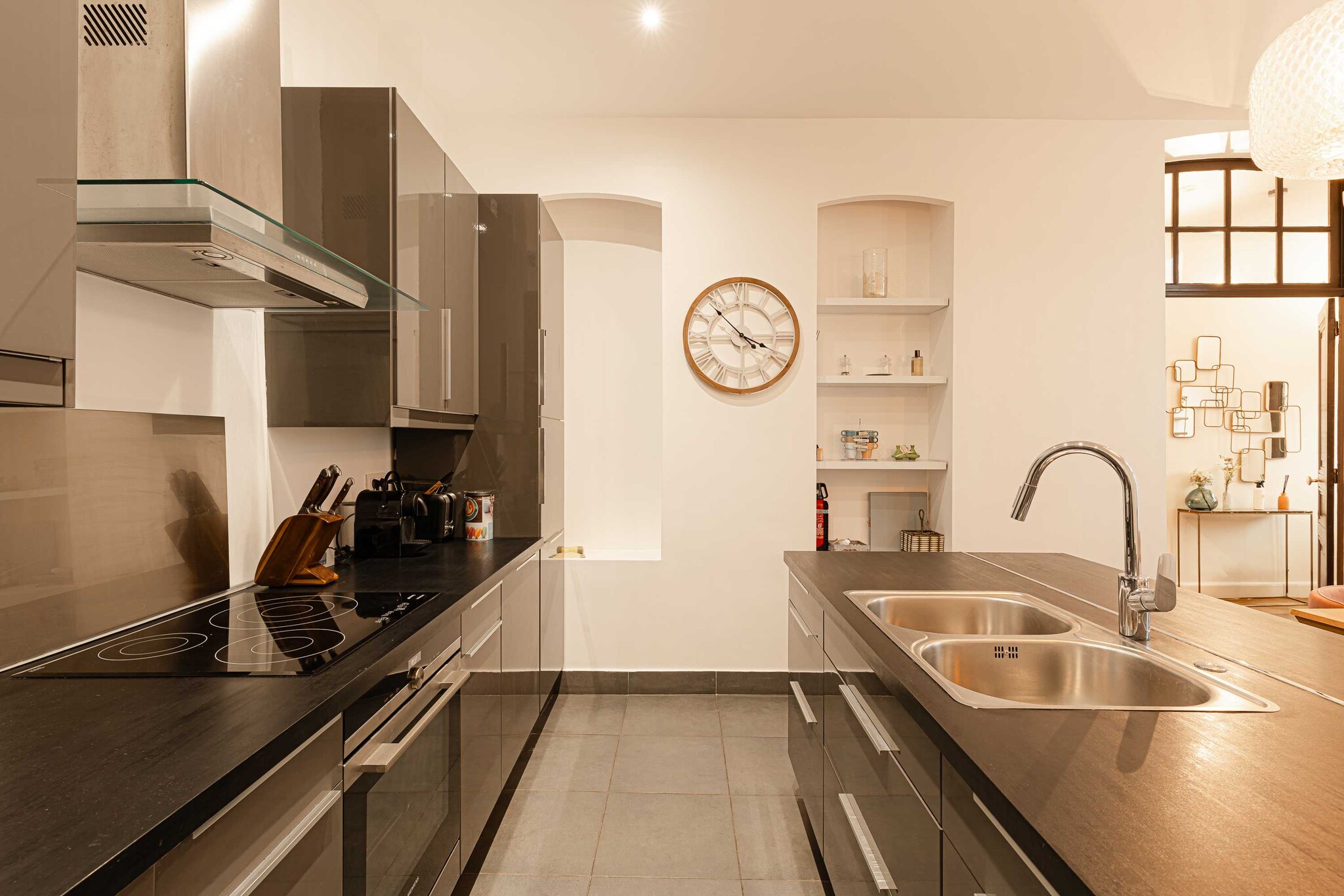 ðŸ“Checkmyguest offers this 220mÂ² house located rue Albert Fracasse,14800 Deauville, a few steps from the beach and attractions of Deauville. With its spacious bedrooms, fitted kitchen and terrace, this home offers you a setting combining comfort, charm and a privileged location! 

ðŸš‹ The flat's location will allow you to get around quickly and easily : 
- BY PLANE: Deauville Saint-Gatien Airport (14 min by car)
- BY TRAIN: Deauville/Trouville station (14-minute walk)

- Places of interest D-Day landing beach 68 km
- Caen Memorial 51 km, Honfleur 16 km, 
- Cerza Zoo 28 km

- BY CAR: Paris (200 km / 2h 44)
- BY CAR: Caen (54 mins)
- BY CAR: Le Havre ( 54mn)