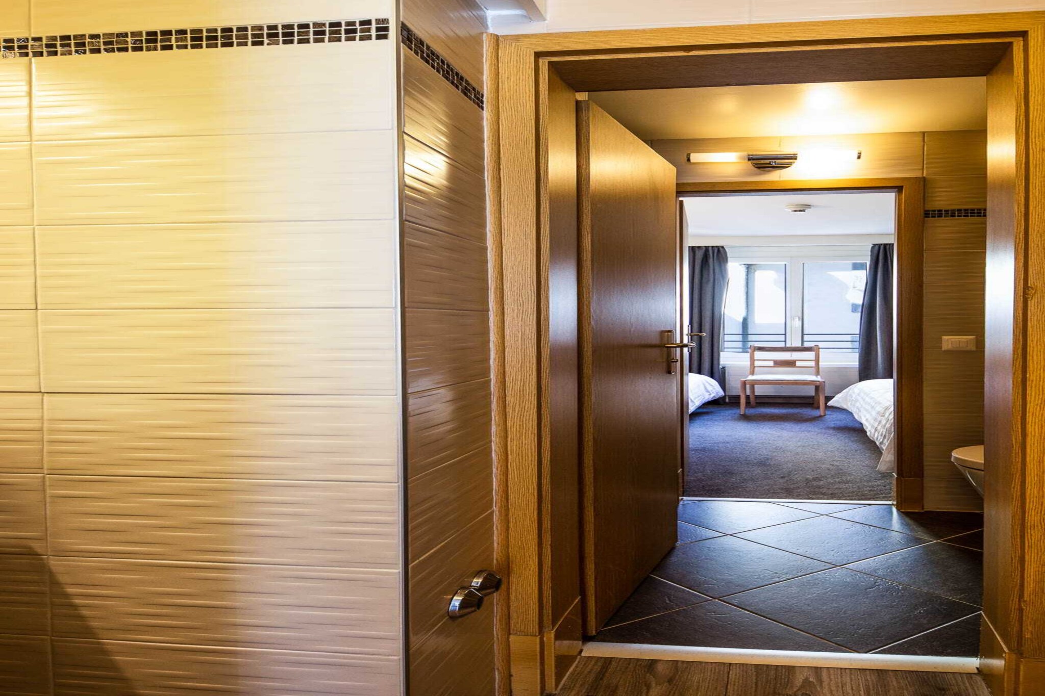 ðŸ“Checkmyguest offers you this modern 26m² flat, located on the 5th floor with lift, right in the heart of the Pâquis district in Geneva. Just a stone's throw from Lake Geneva, enjoy a comfortable and fully equipped setting for an unforgettable stay.
The flat's location means that you'll be able to get around the city quickly and easily using the many public transport options available: 
🚌 BUS: Monthoux (line 1,25 ), 2 minutes' walk away.
🚌 Bus station: Geneva Bus Station (BlaBlaCar Bus, Swiss Tours...), 4 minutes' walk away
🚉 Cornavin Station (trains to the airport, Lausanne, Zurich...), 7 minutes' walk away  
🚲 Publibike: self-service bicycle hire service
🚖 Taxis and VTC available in the area