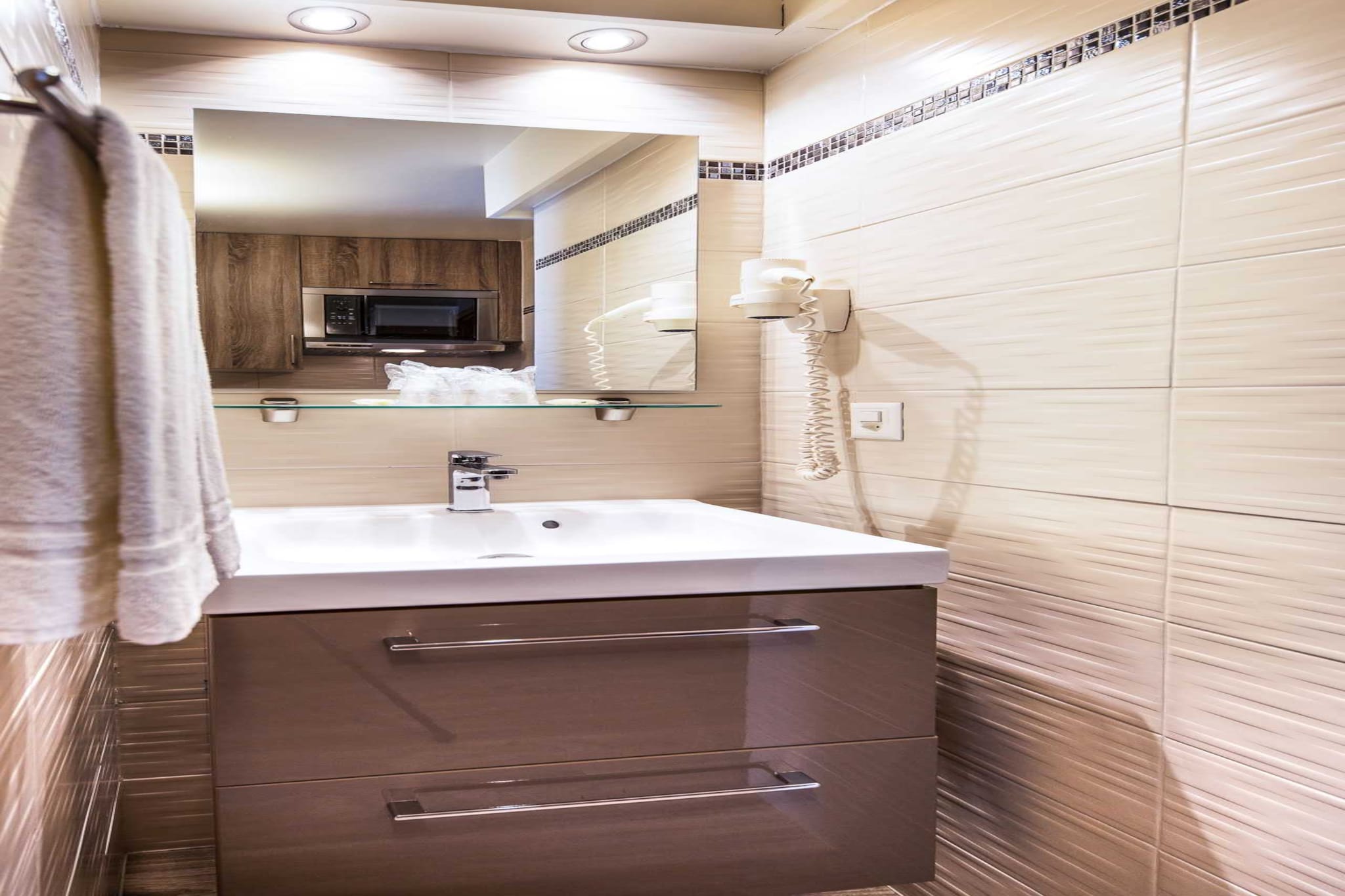 On the 5th floor: (Living room(single sofa bed, TV(flatscreen)), Kitchen(dining table, hob, electric kettle, coffee machine, coffee machine, microwave, fridge, electric hot plates, dishes and cutlery, Cooking basics, Wine glasses), bedroom(single bed, single bed, TV), bathroom(shower, toilet, hairdryer, shampoo, body soap, hot water))