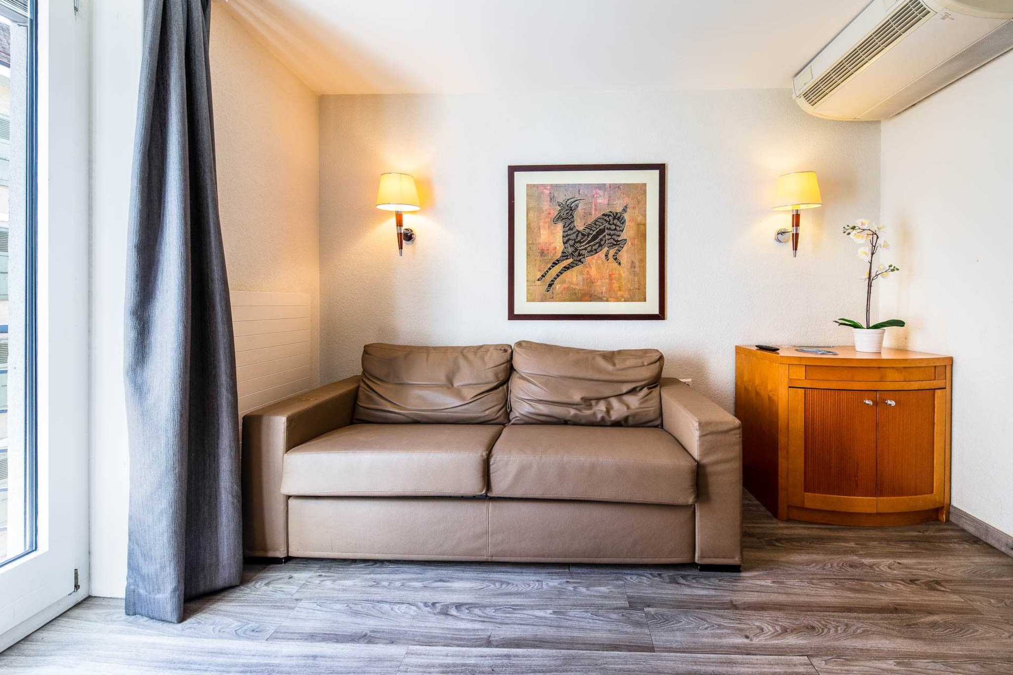 On the 3rd floor: (Living room(double sofa bed, TV(flatscreen)), Kitchen(hob, coffee machine, microwave, fridge, electric hot plates, dishes and cutlery, Cooking basics, Wine glasses), bedroom(single bed, single bed, iron, Towels incl., Sheets incl.), bathroom(shower, toilet, hairdryer, shampoo, body soap, hot water))